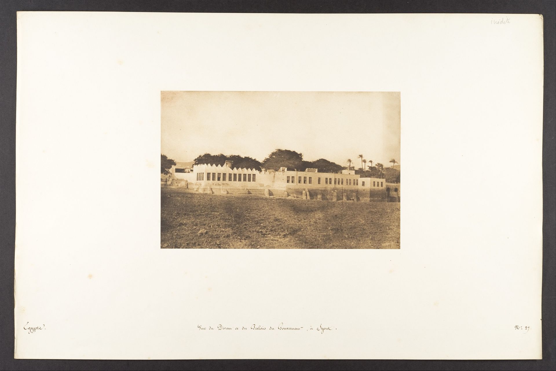 Vue du Divan et du Palais du Gouverneur, à Syout by Maxime Du Camp