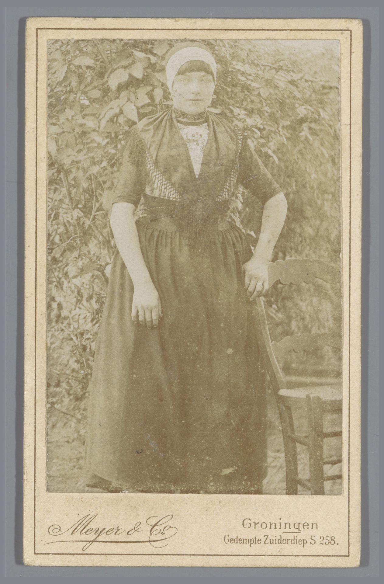 Portret van een onbekende vrouw in Urker dracht by J. Meyer