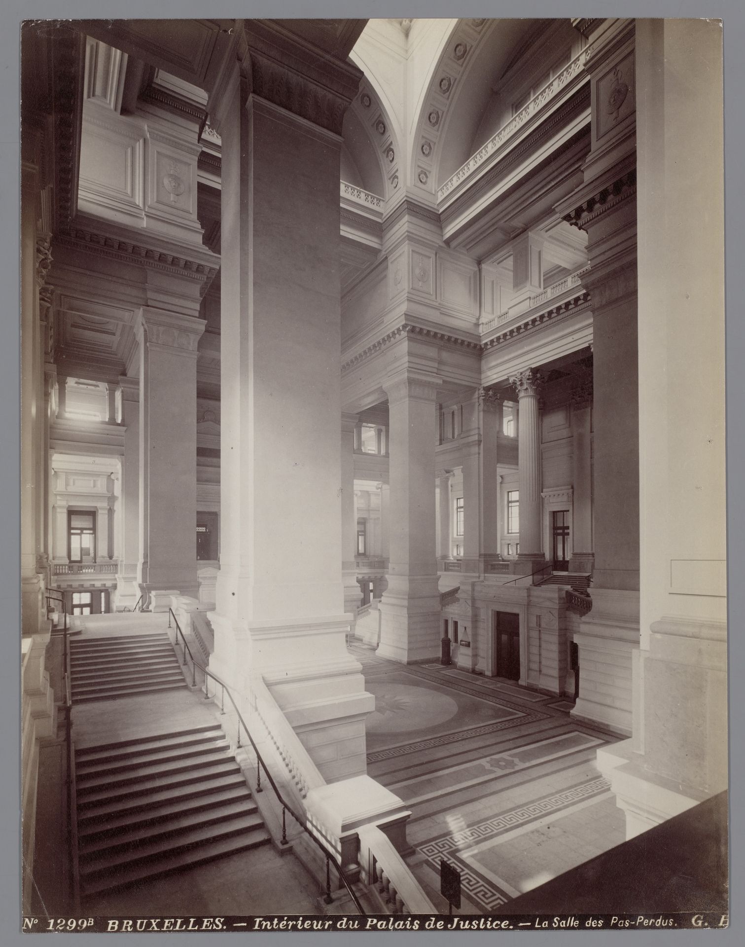 Interieur van de Salle des Pas-Perdus in het Paleis van Justitie in Brussel, België by Gustave Hermans
