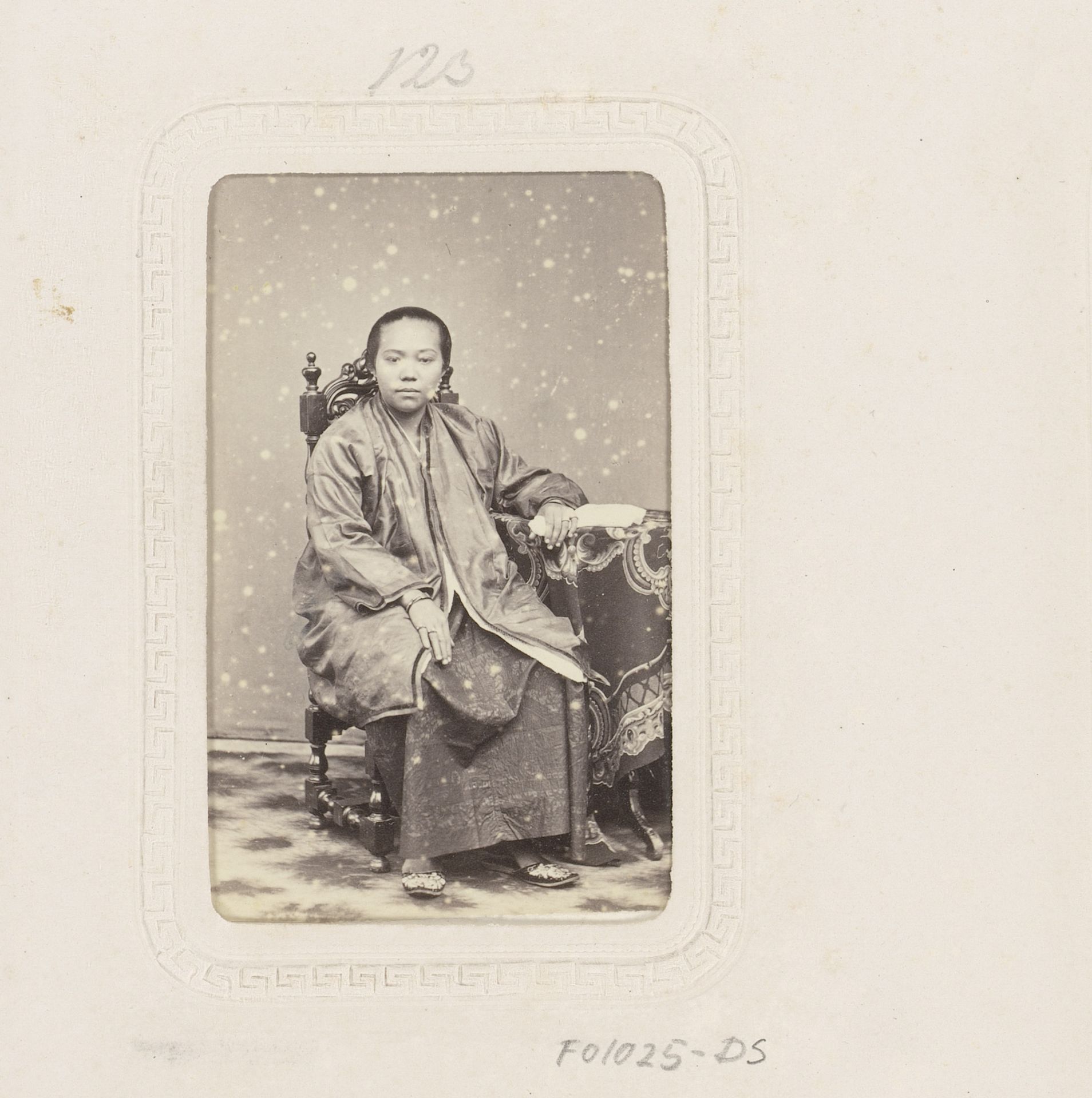 Portret van een zittende Indonesische vrouw by Woodbury & Page