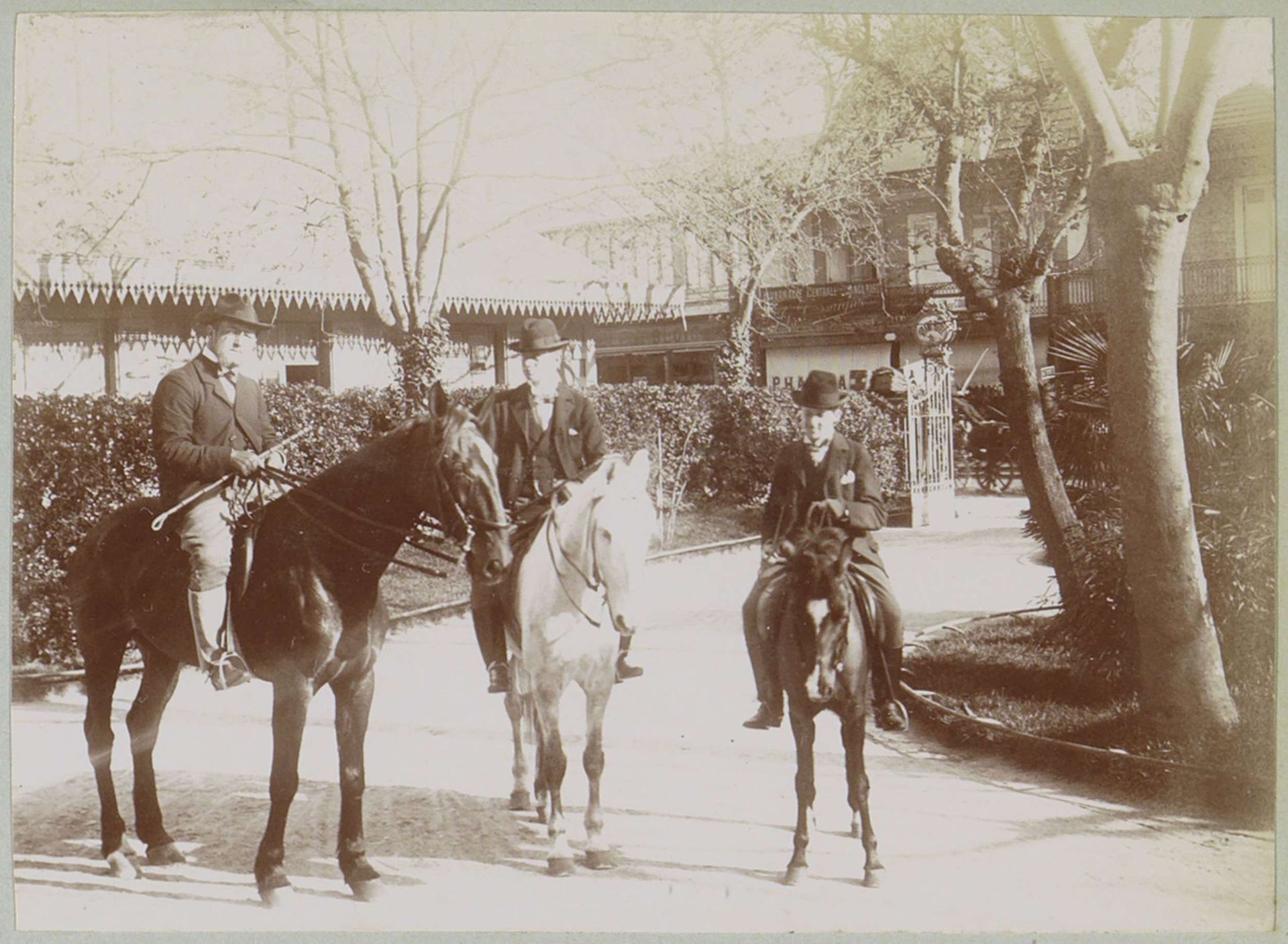 Drie mannen te paard in een straat in Frankrijk by Delizy