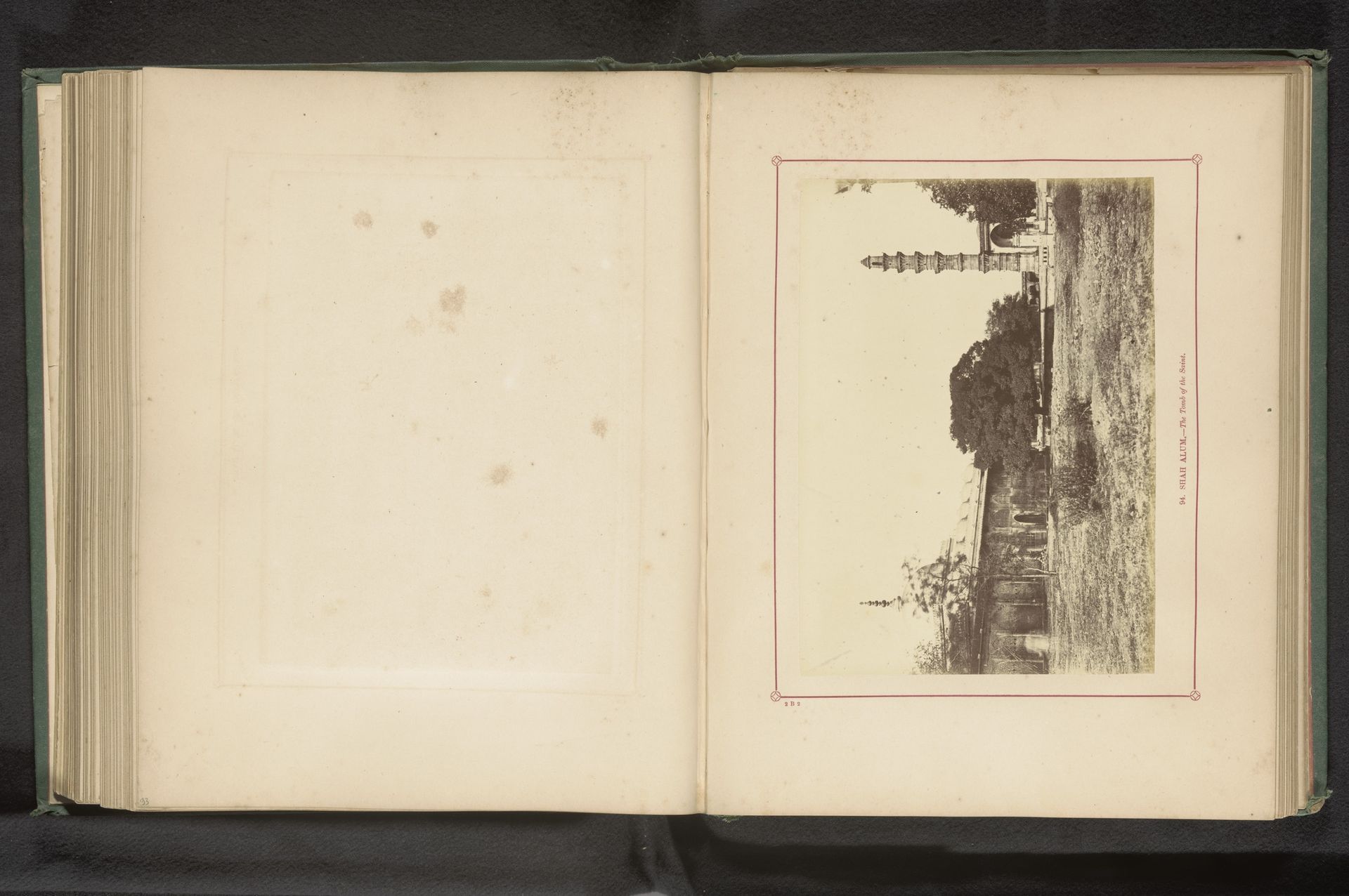 Gezicht op een tombe bij Shah-e-Alam's Roza in Ahmedabad by Thomas Biggs