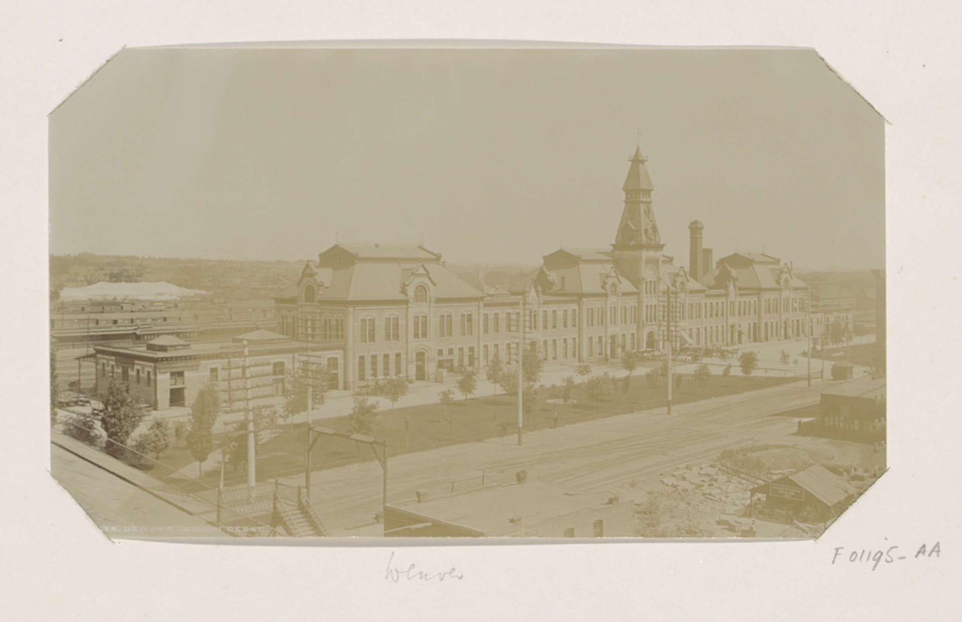 Exterieur van een spoorwegstation in Denver by William Henry Jackson