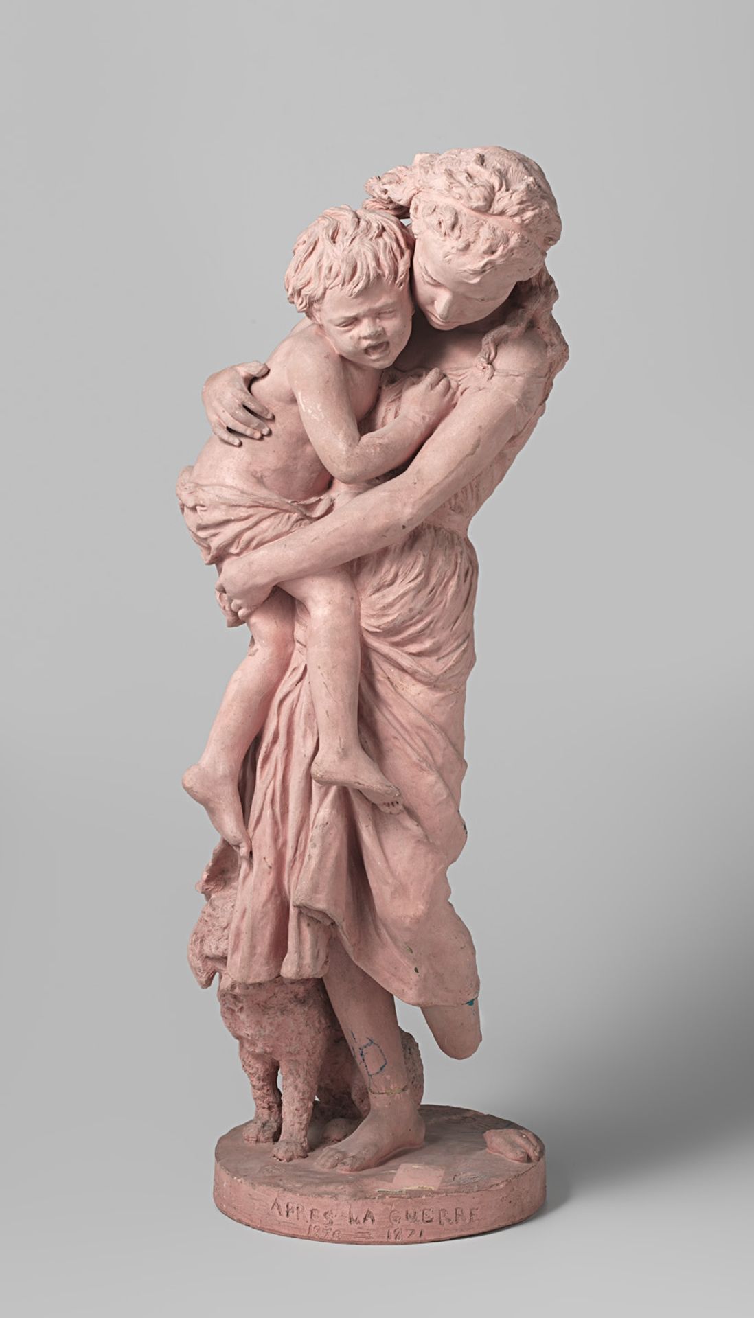Beeldhouwwerk van roze terracotta: jonge vrouw met halfnaakt, schreeuwend kind op de arm en aan haar voeten een hond. Op rond voetstuk. by Jean-Baptiste Carpeaux