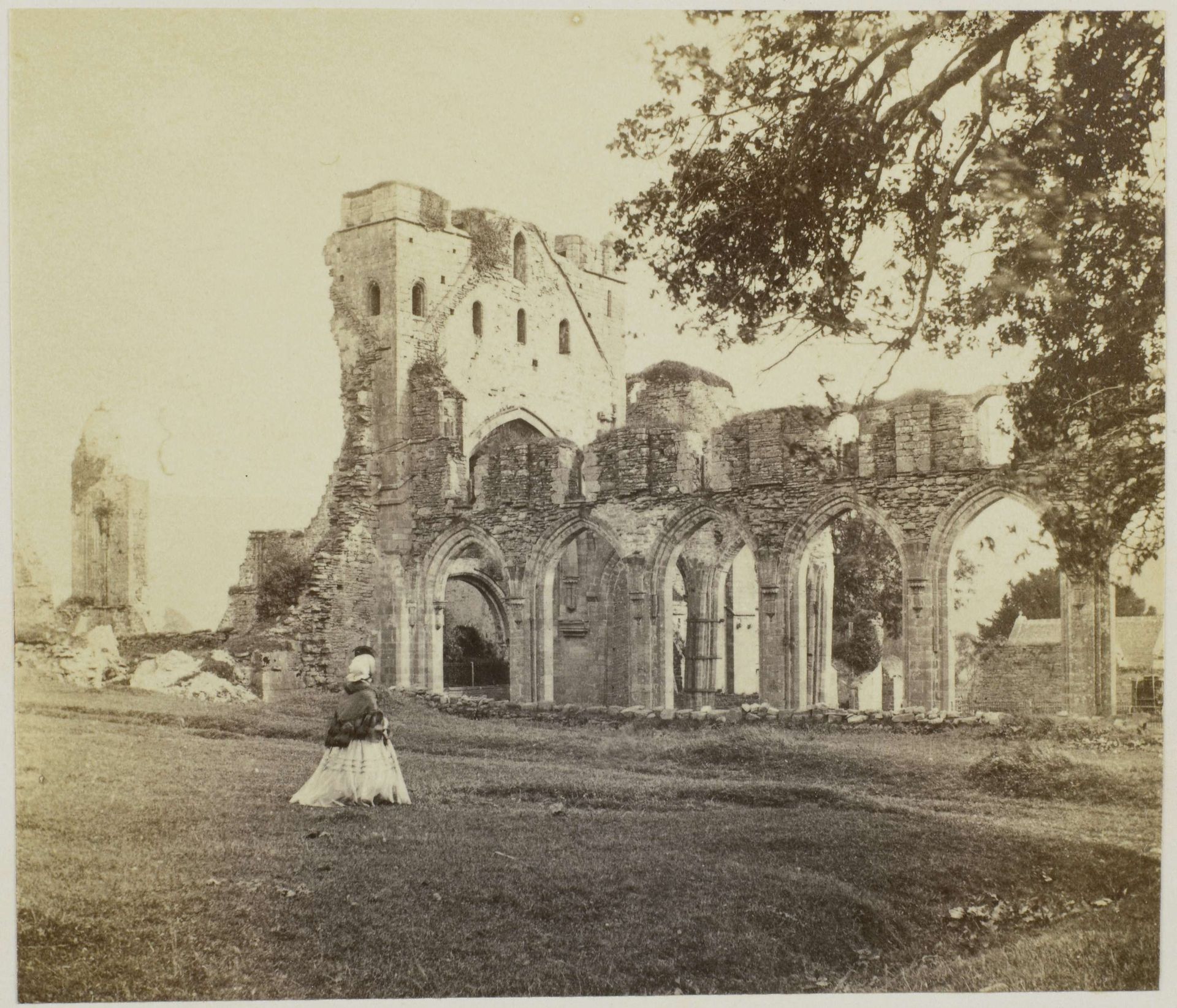 Gezicht op de priorij van Llanthony by Francis Bedford
