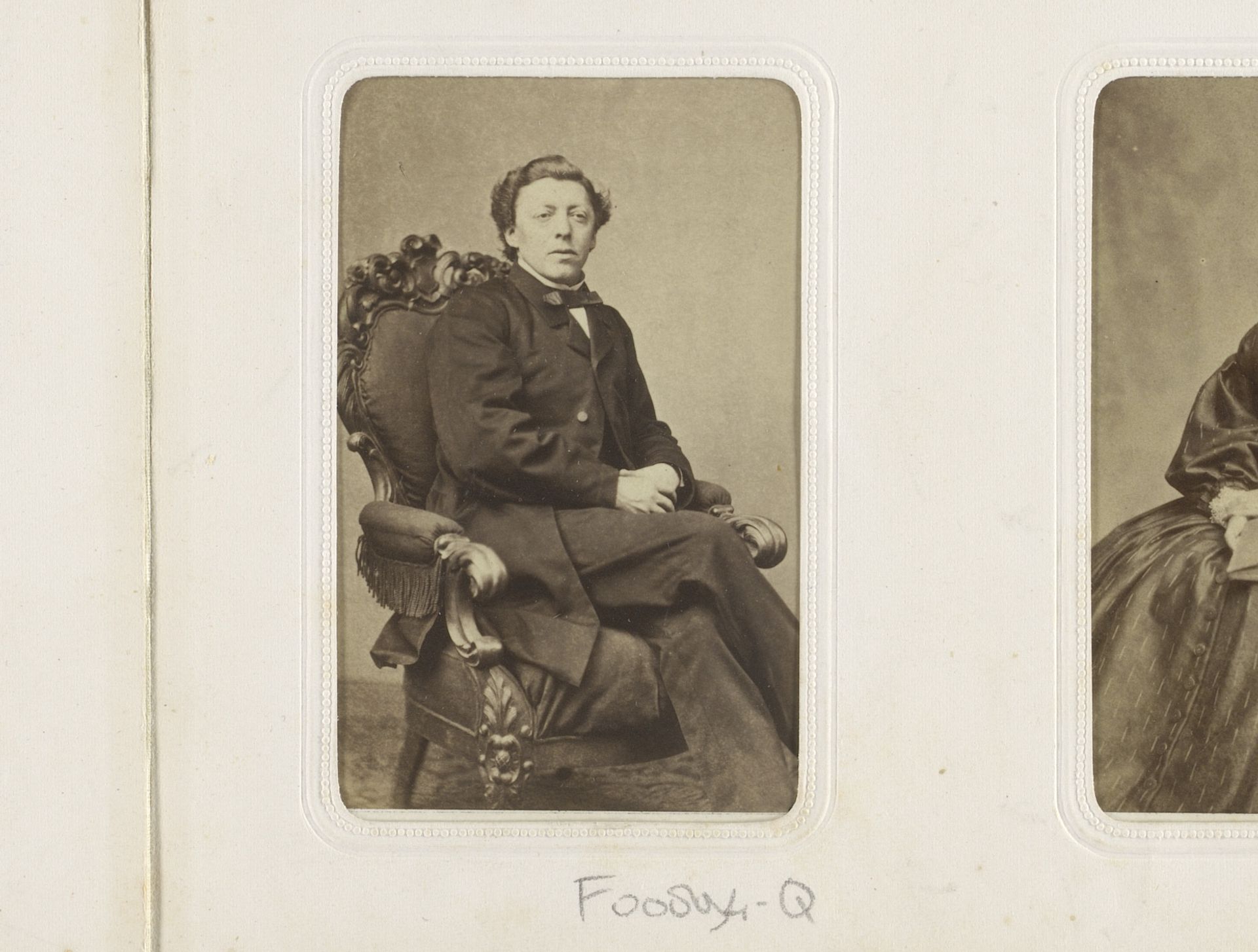 Portret van een zittende man by Willem Tinker
