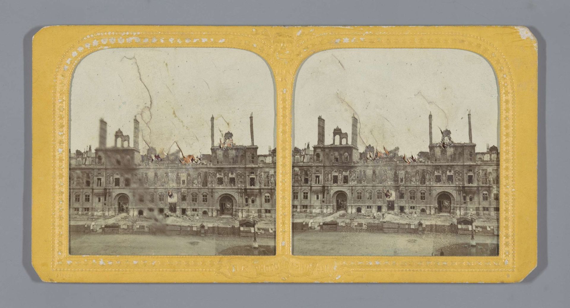 Stadhuis van Parijs in brand, tijdens de Commune van Parijs in 1871 by Charles Dauvois
