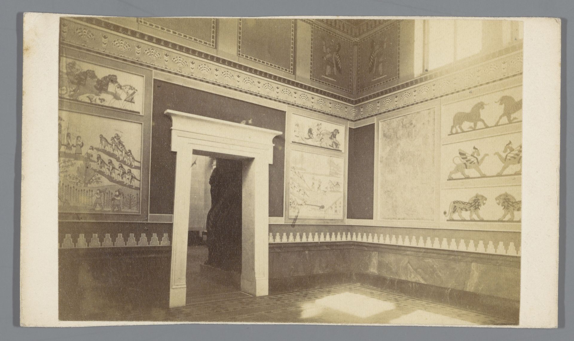 Assyrische zaal in de Glyptothek in München by E. Reulbach