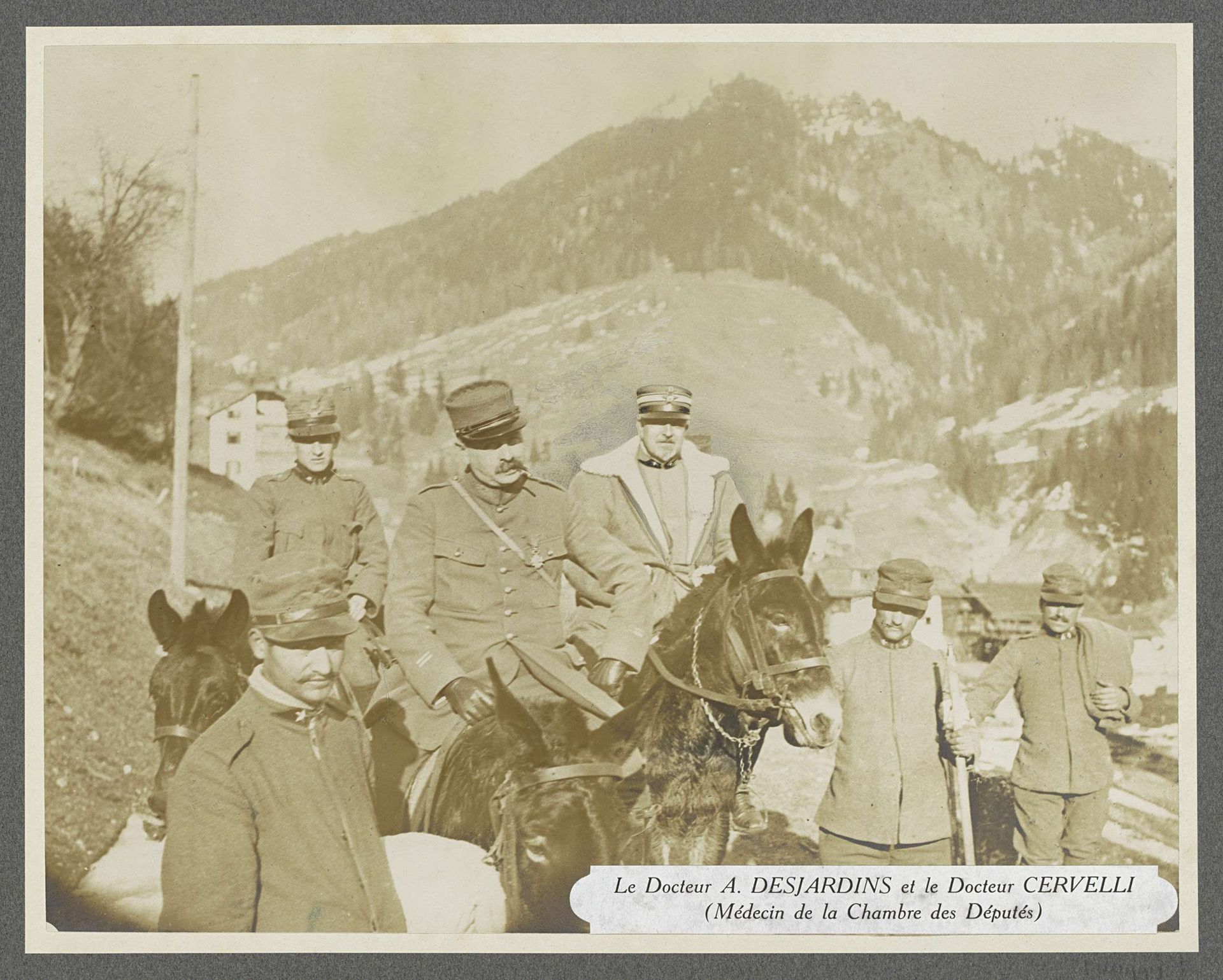 Doktoren A. Desjardins en Cervelli en manschappen in de Dolomieten by Henri de Rothschild