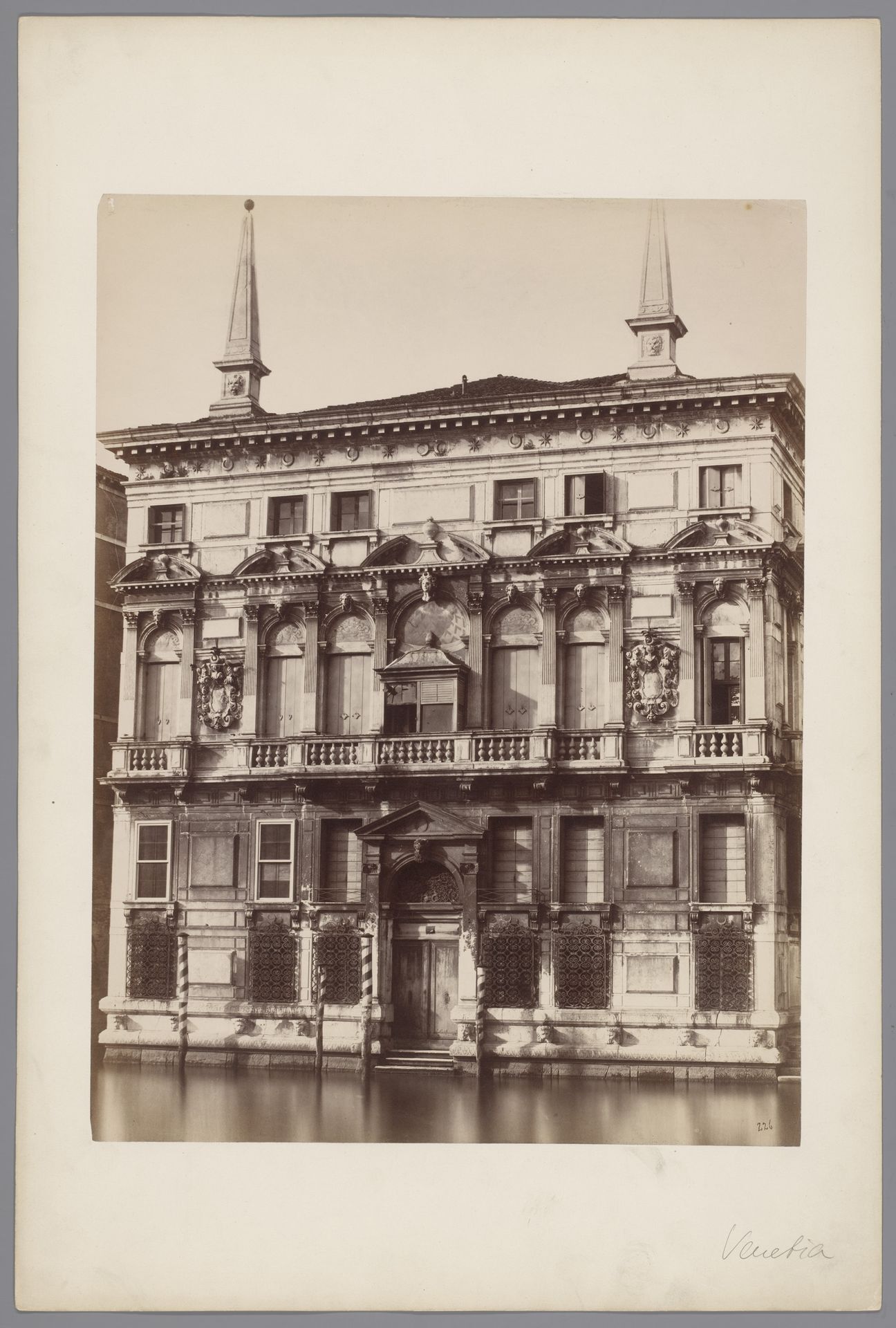 Gevel van een gebouw te Venetië, Italië by Carlo Ponti
