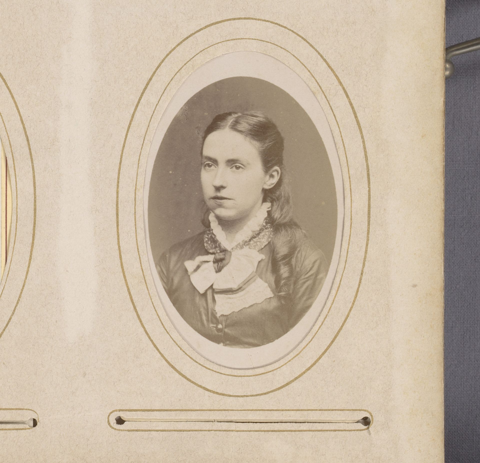Portret van een jonge vrouw by Johannes Hendrikus Kramer