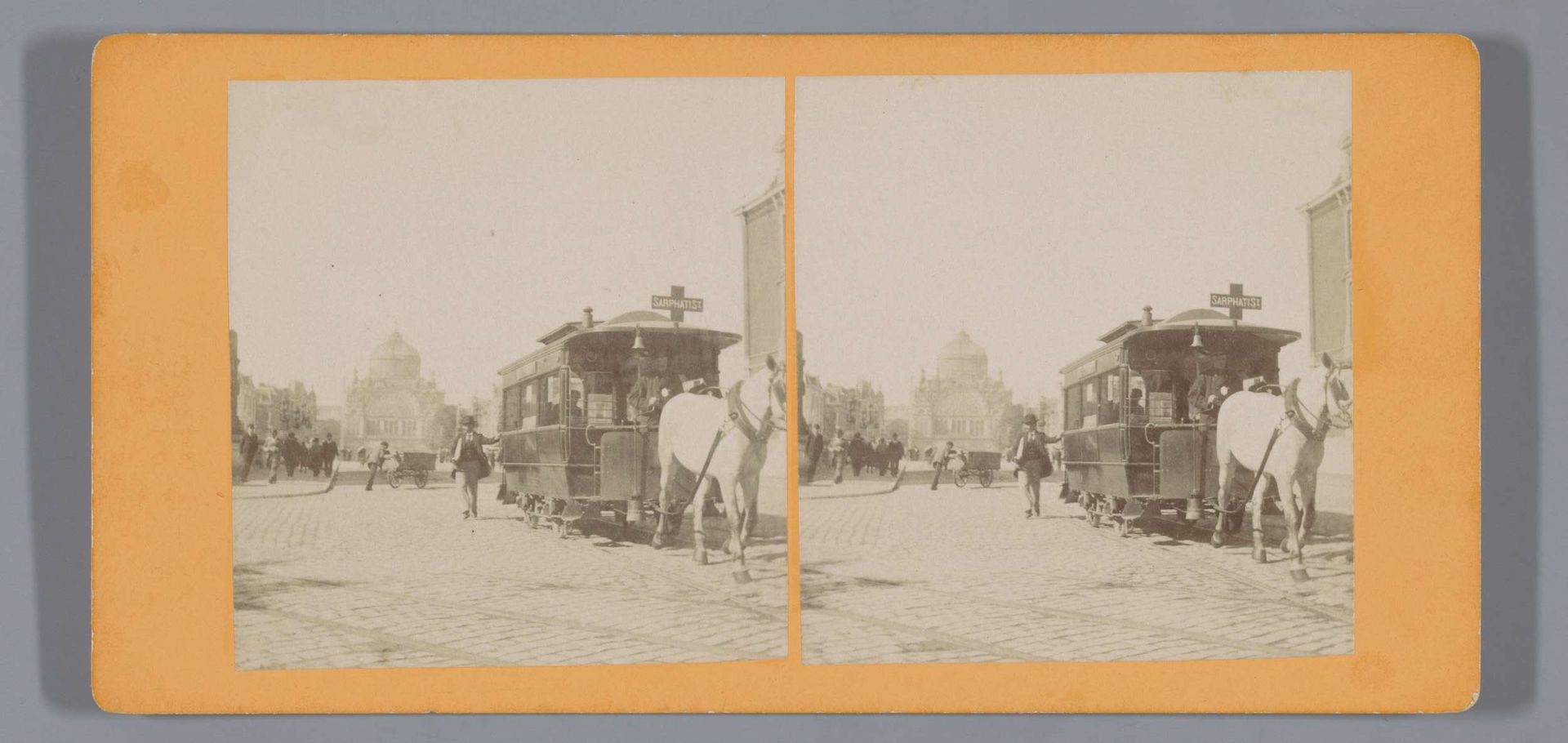 Paardentram op de Hogesluis met het Paleis voor Volksvlijt, Amsterdam by Anonymous