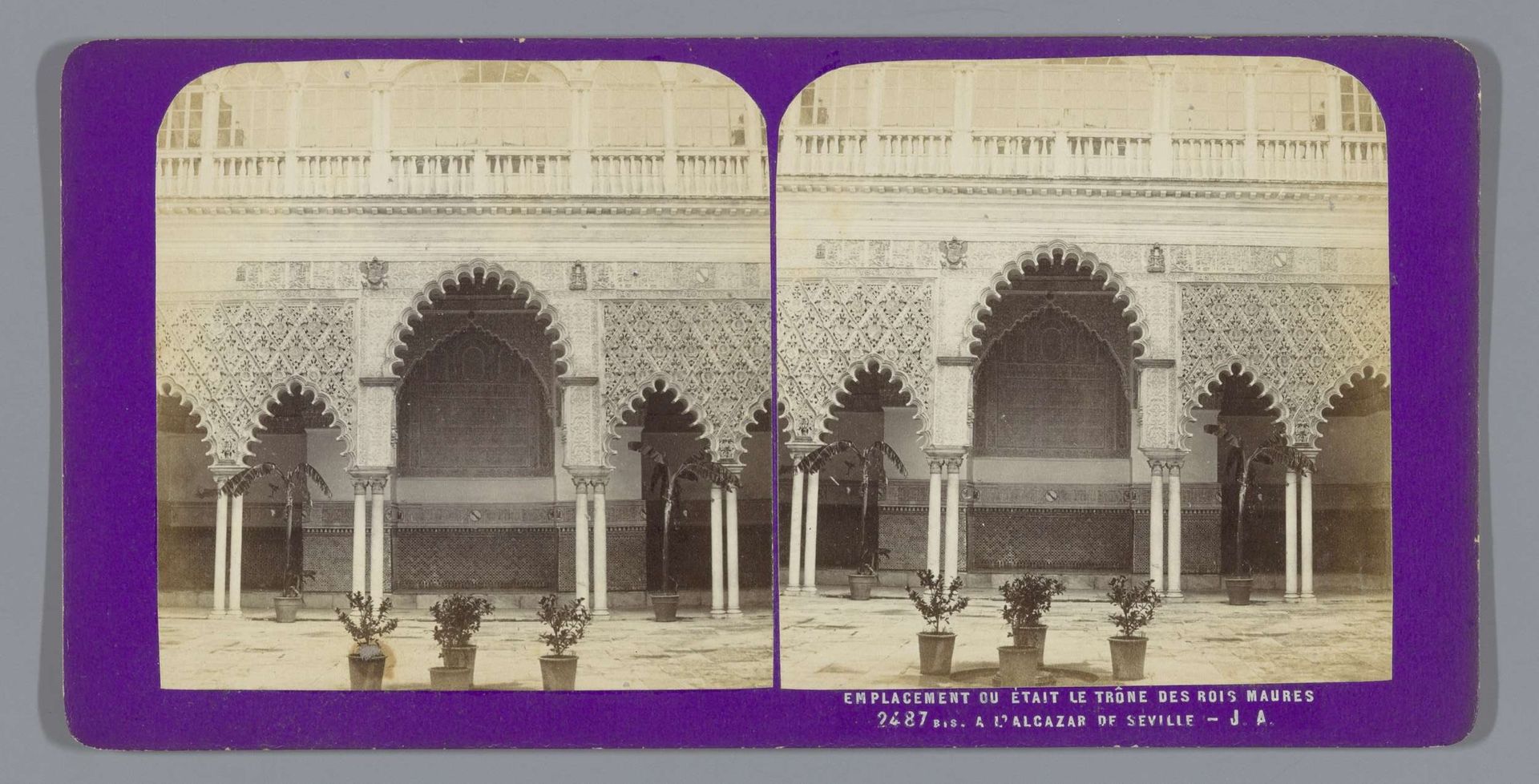 Gezicht op een nis bedoeld voor een troon in het Alcazar in Sevilla by Jean Andrieu