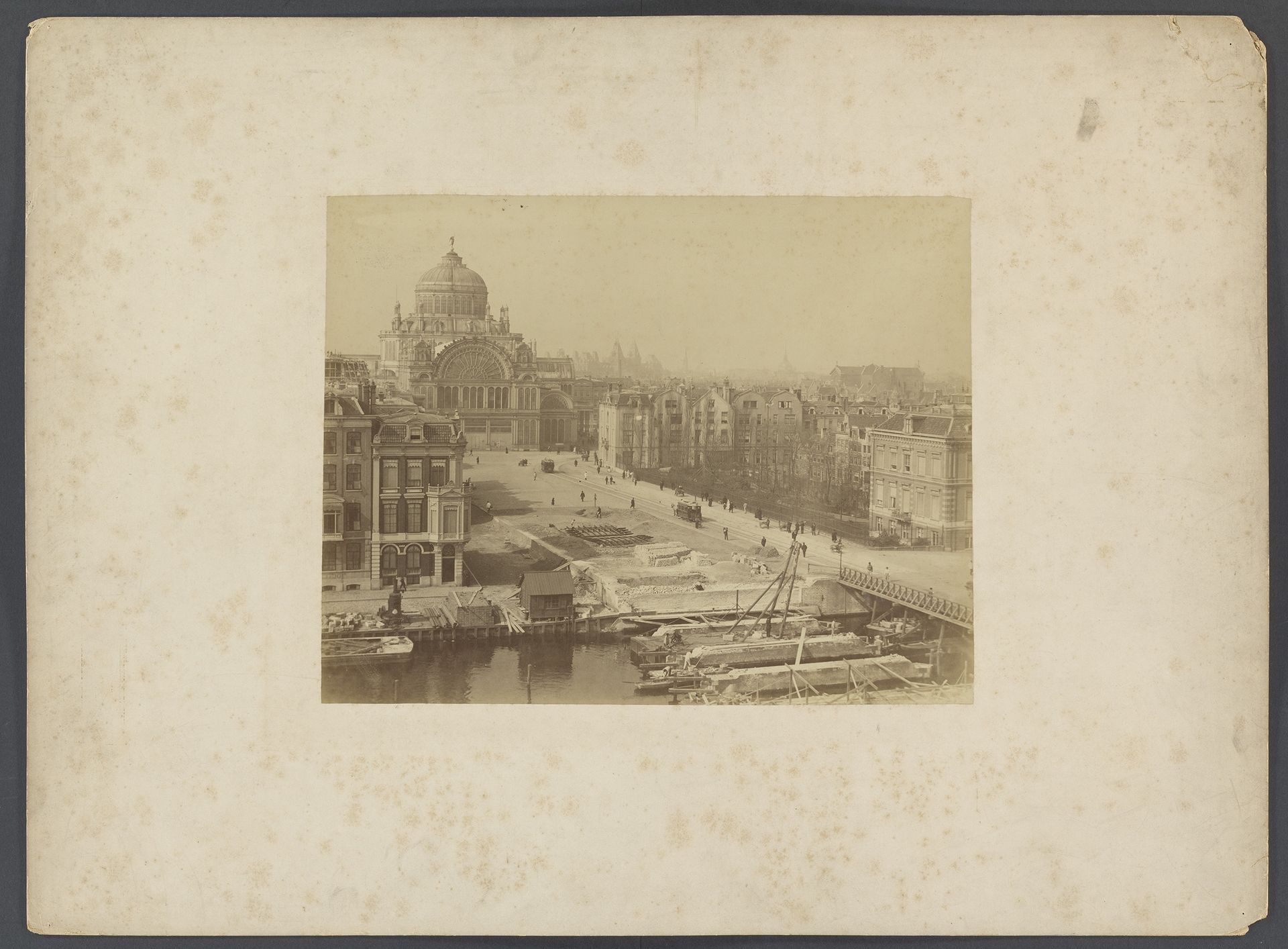 Bouw van de Hogesluis met het Paleis voor Volksvlijt op de achtergrond, Amsterdam by Albert Greiner