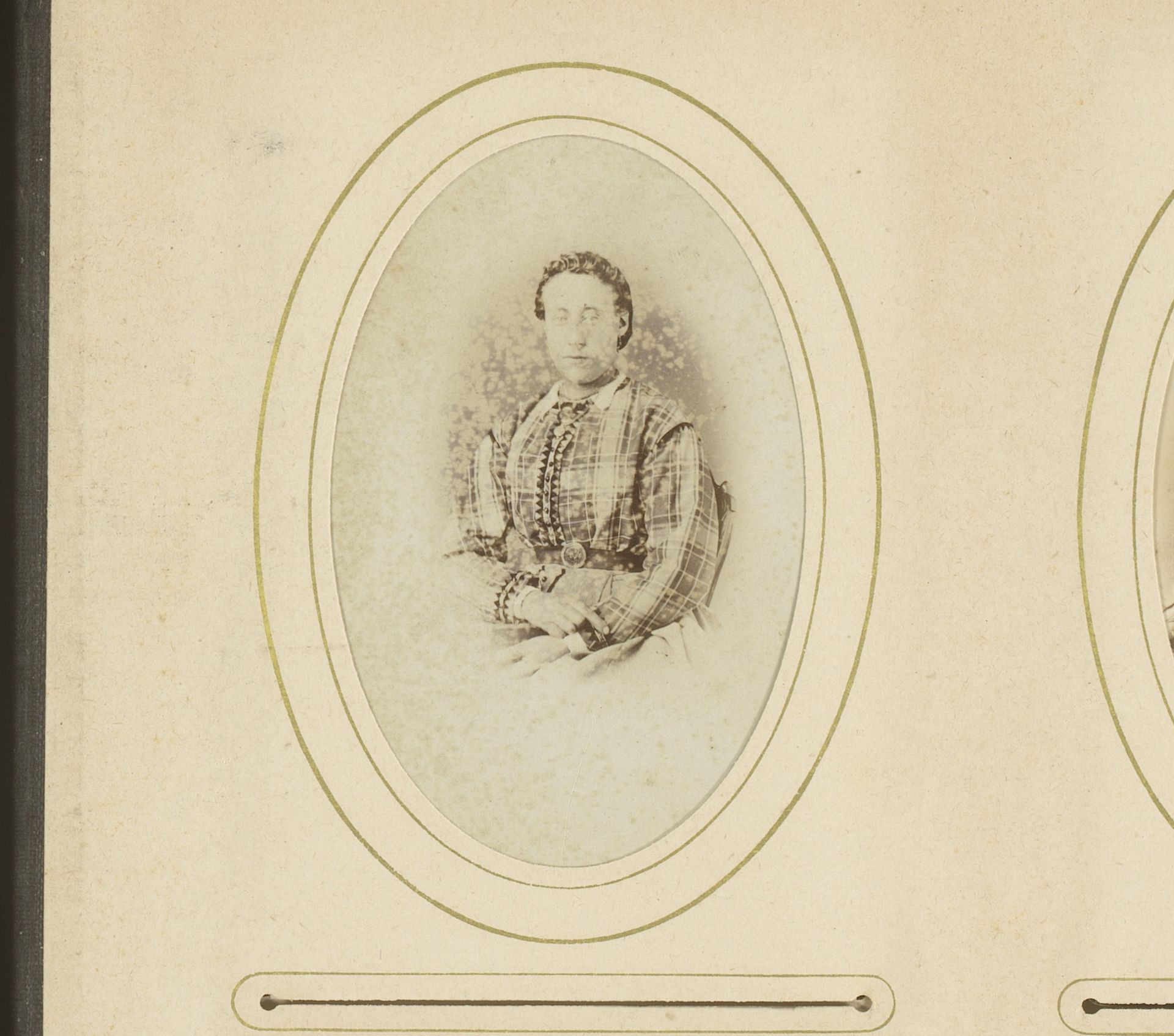 Portret van een zittende vrouw by Dirk Niekerk