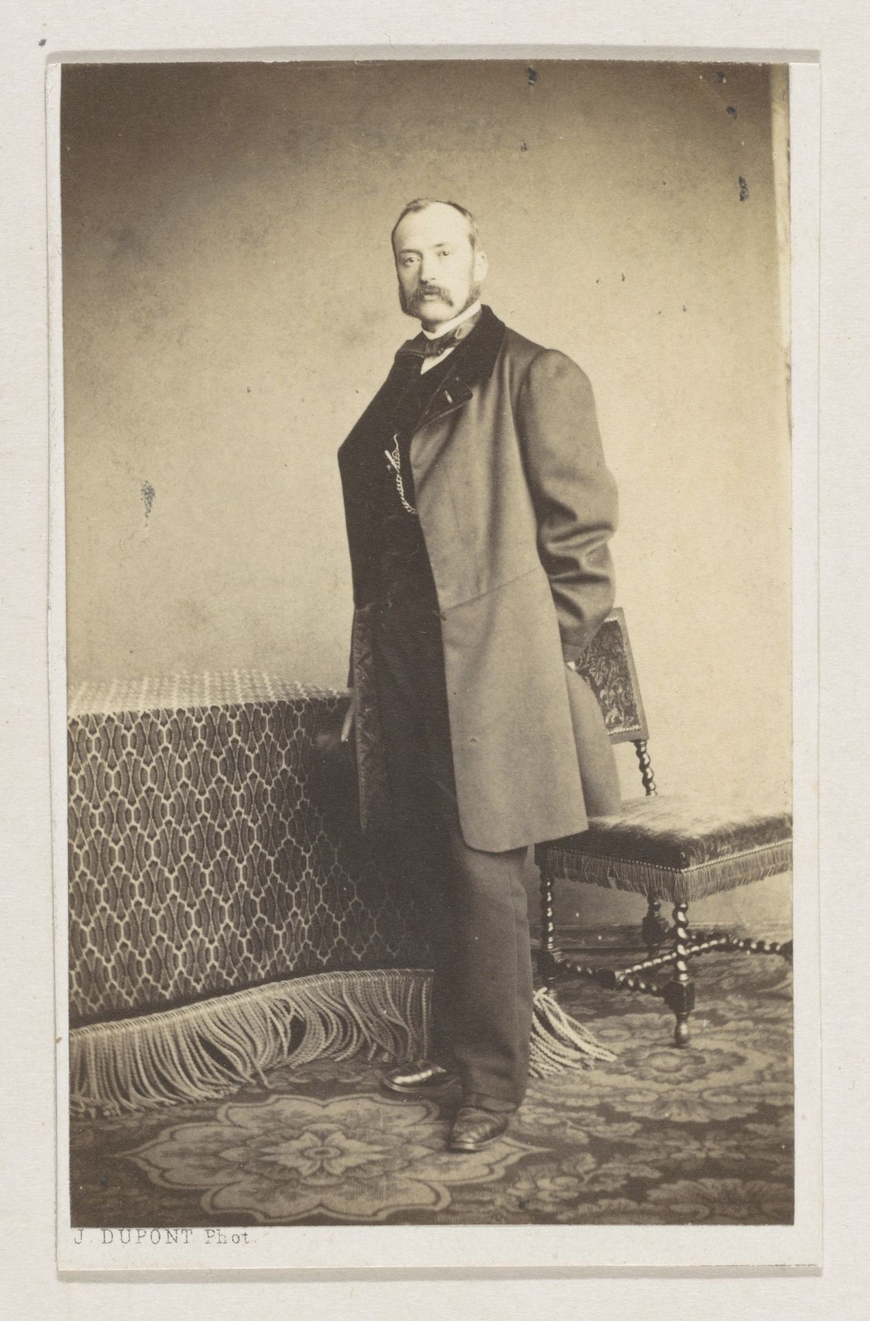 Portret van de schilder Ernst Slingeneyer, ten voeten uit by Joseph Dupont