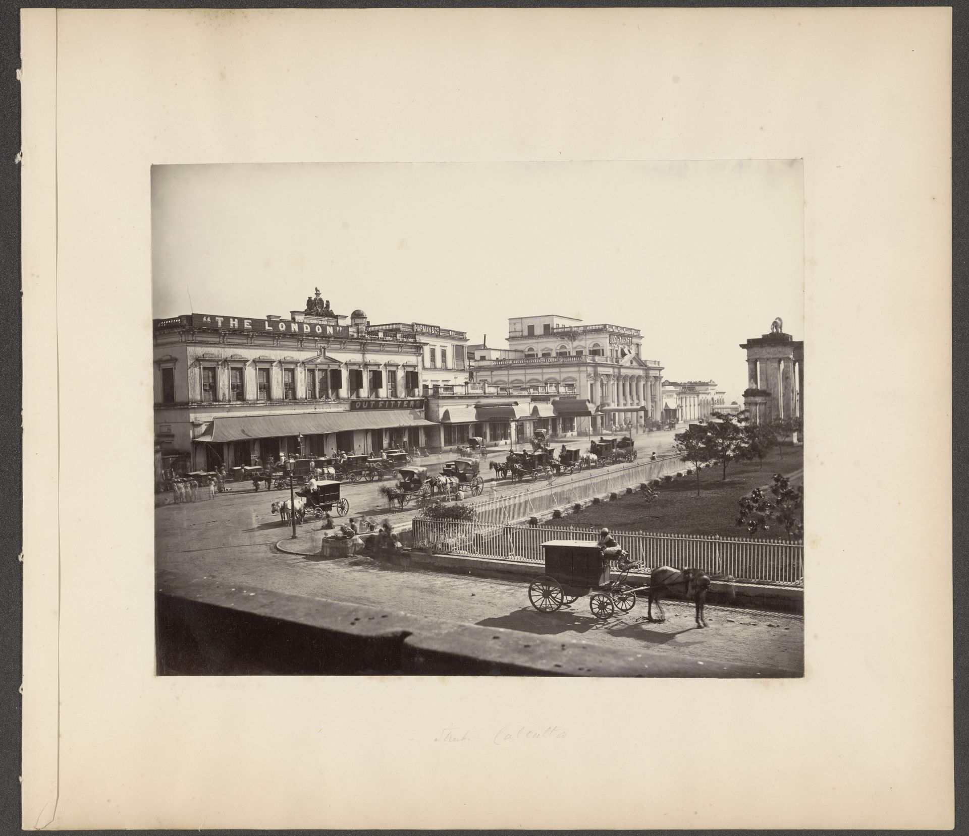 Straatgezicht te Kolkata by Samuel Bourne