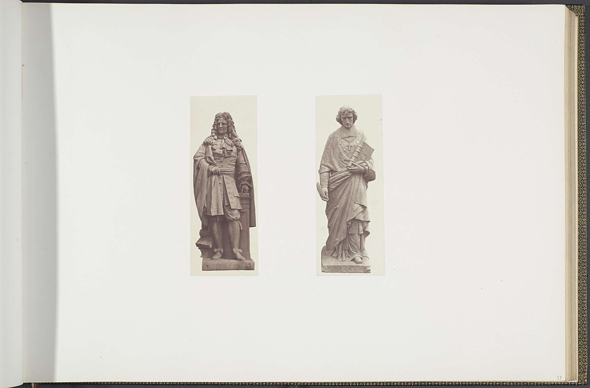 Gipsmodellen voor beeldhouwwerken op het Palais du Louvre: links "Boileau" door Gabriel Bernard Seurre en rechts "Fénelon" door Jean Bonnassieux by Edouard Baldus