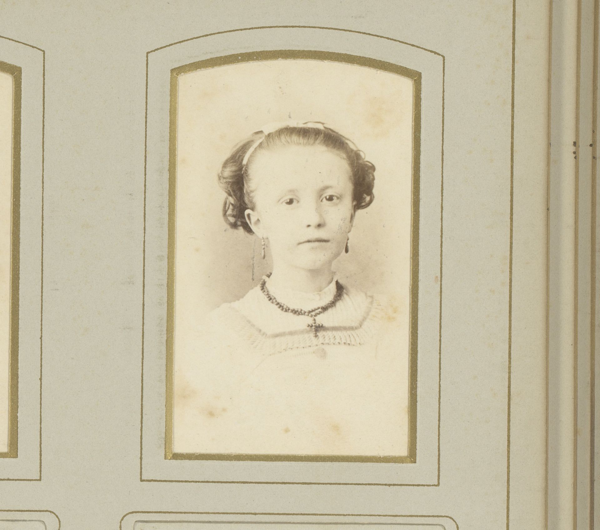 Portret van een meisje met halsketting met kruis by Palmer Descamps