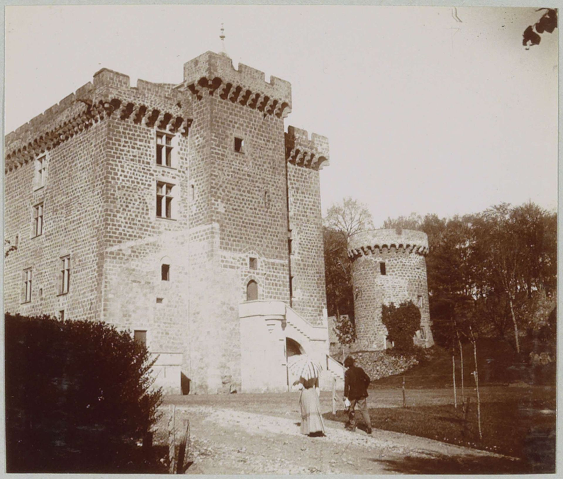 Donjon van het Château-Dauphin in Pontgibaud by Delizy
