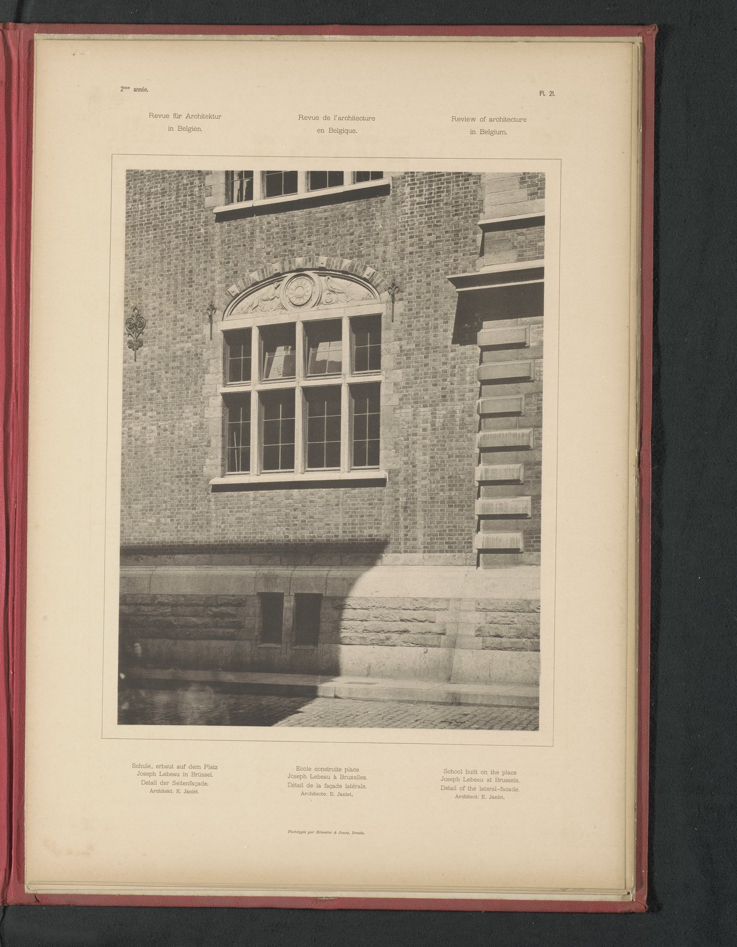 Detail van een schoolgebouw aan het Joseph Lebeau plein in Brussel, België by Römmler & Jonas