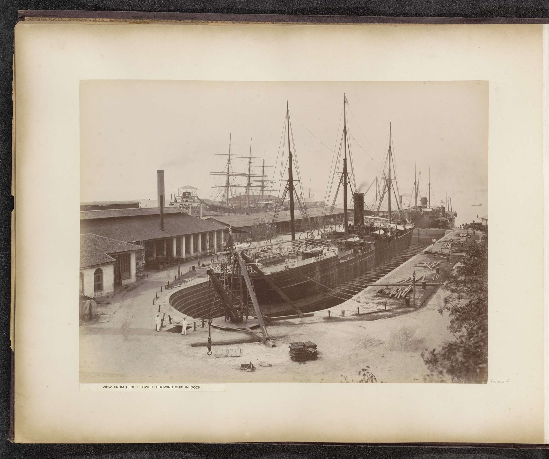 Schip in een dok van de Tanjong Pagar Dock Co. Ltd. in Singapore, gezien vanaf de klokkentoren by G.R. Lambert & Co.