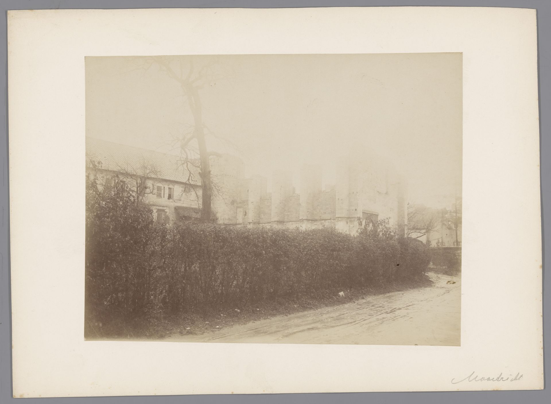 Noordwestzijde van het oude Beyart klooster te Maastricht by anoniem (Monumentenzorg)