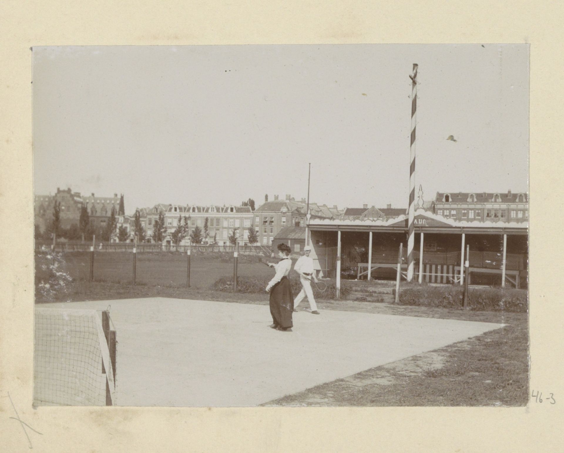 Man en vrouw spelen dubbelspel op een tennisbaan by Hendrik Herman van den Berg