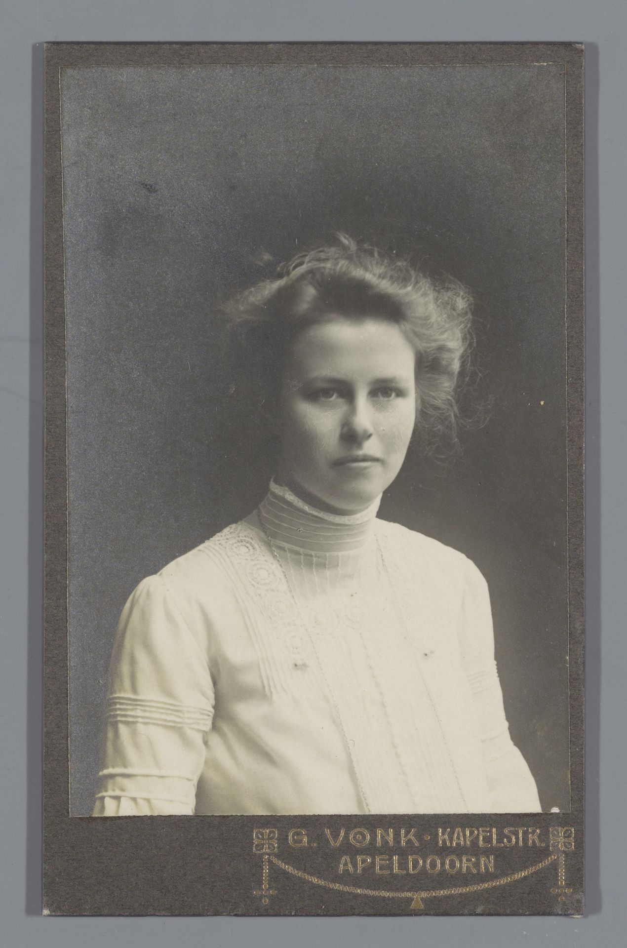 Portret van een onbekende vrouw, aangeduid als Mienke Born by Gerrit Vonk