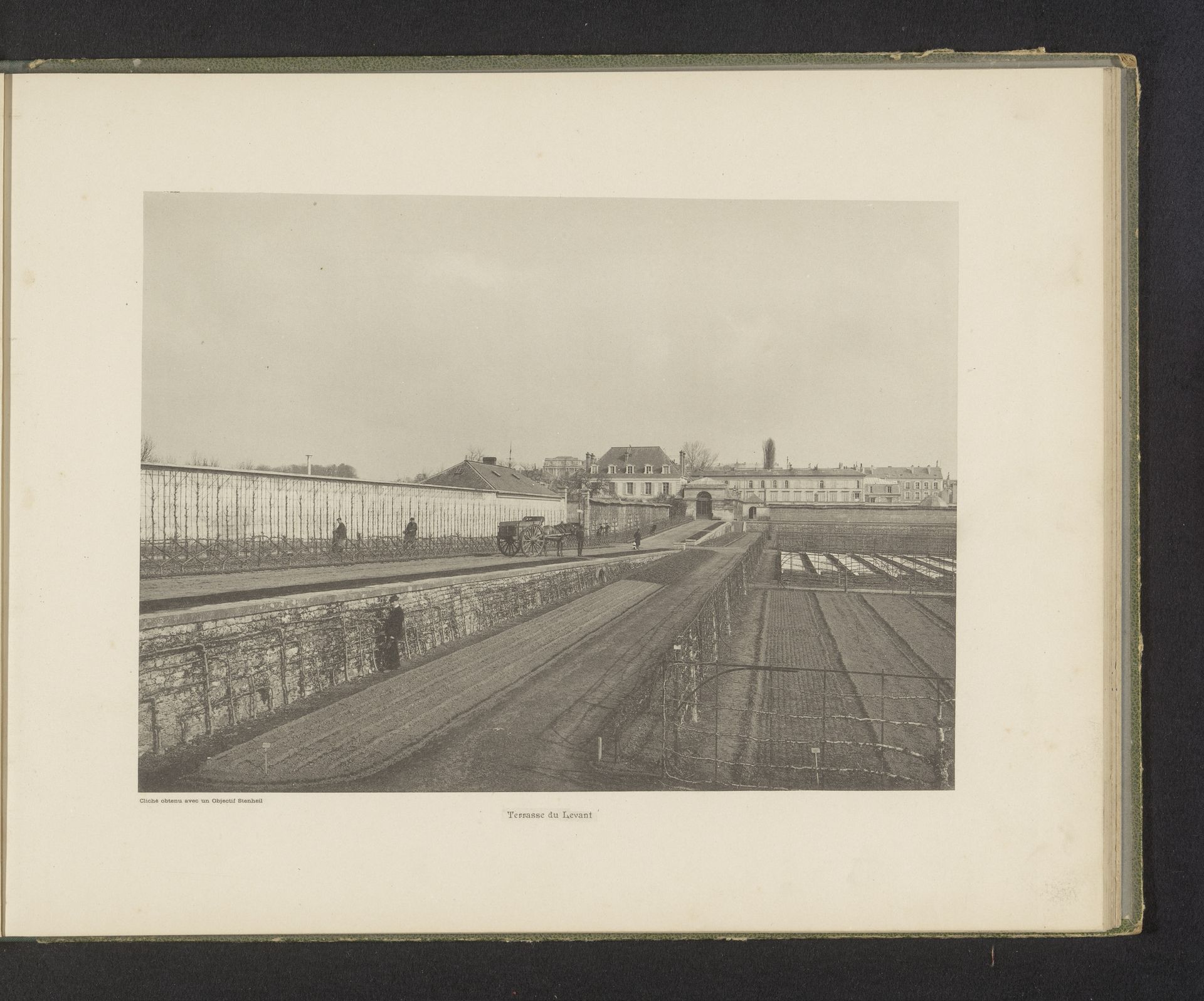 Gezicht op een opgehoogd veld van de École Nationale Superieure d'Horticulture in Versailles, Frankrijk by Anonymous