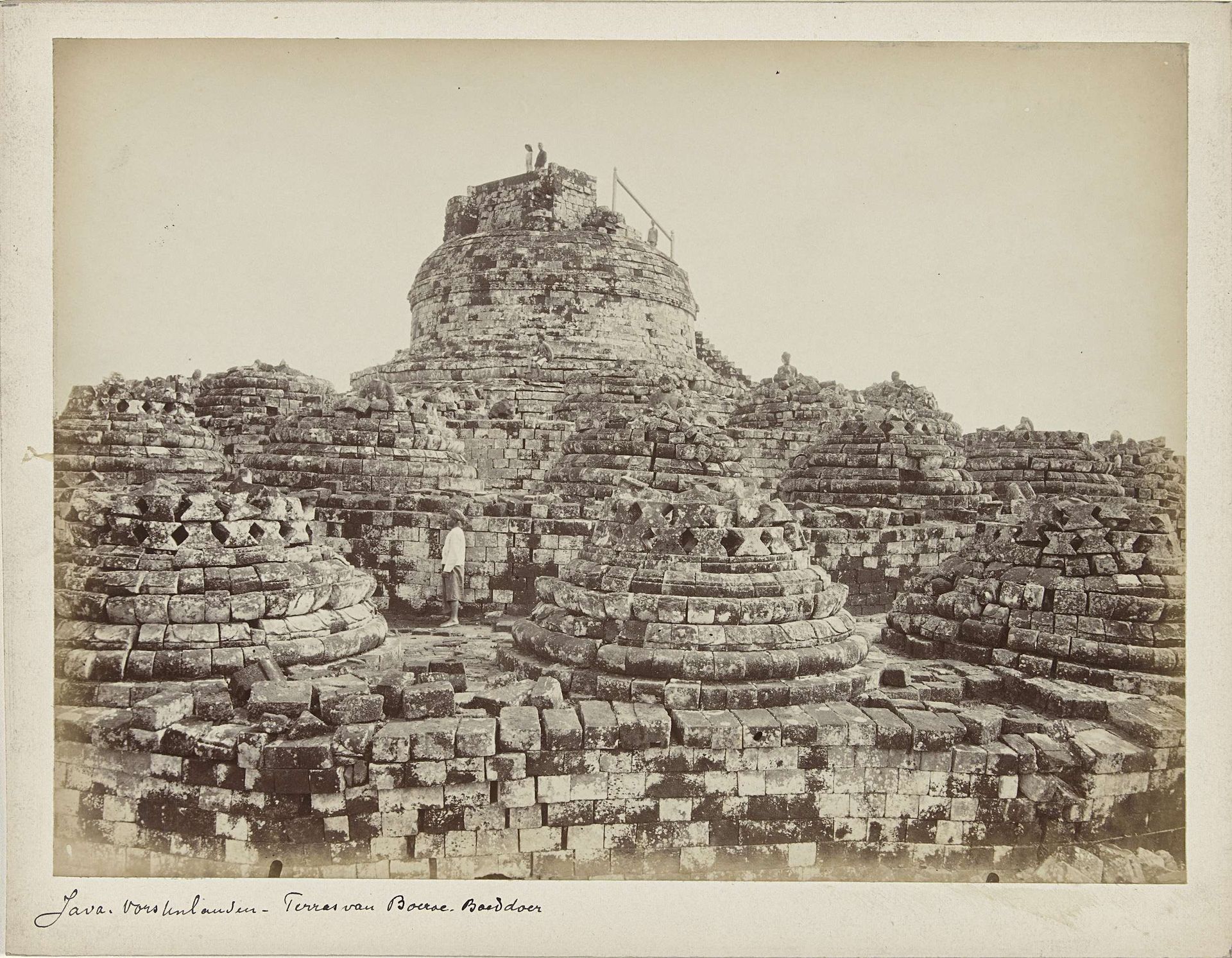 Stoepa's op de bovenste galerijen van de nog ongerestaureerde Borobudur by Kassian Céphas
