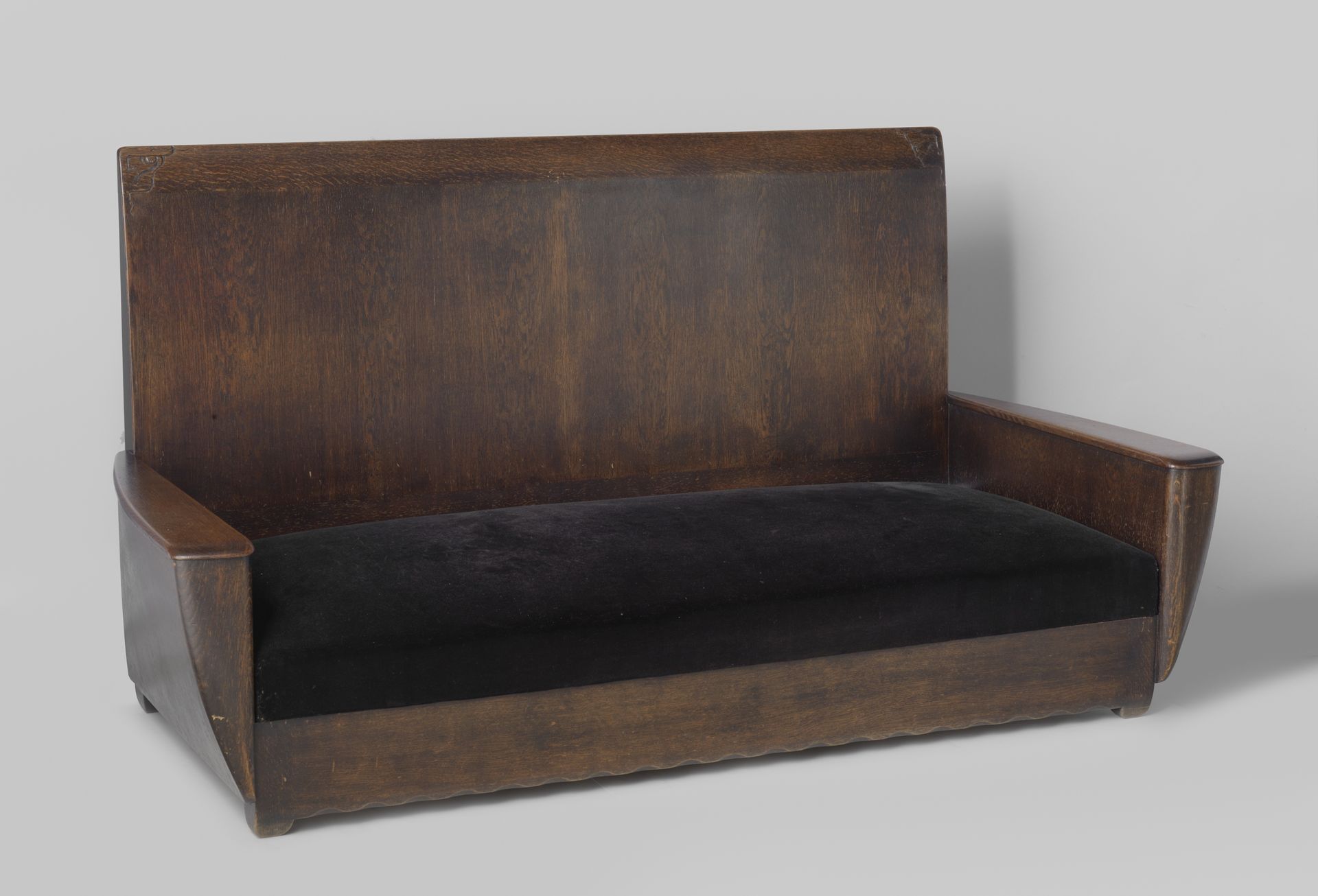 Bank met hoog opgetrokken rugleuning en bekleed met zwart trijp by Wim Schuhmacher