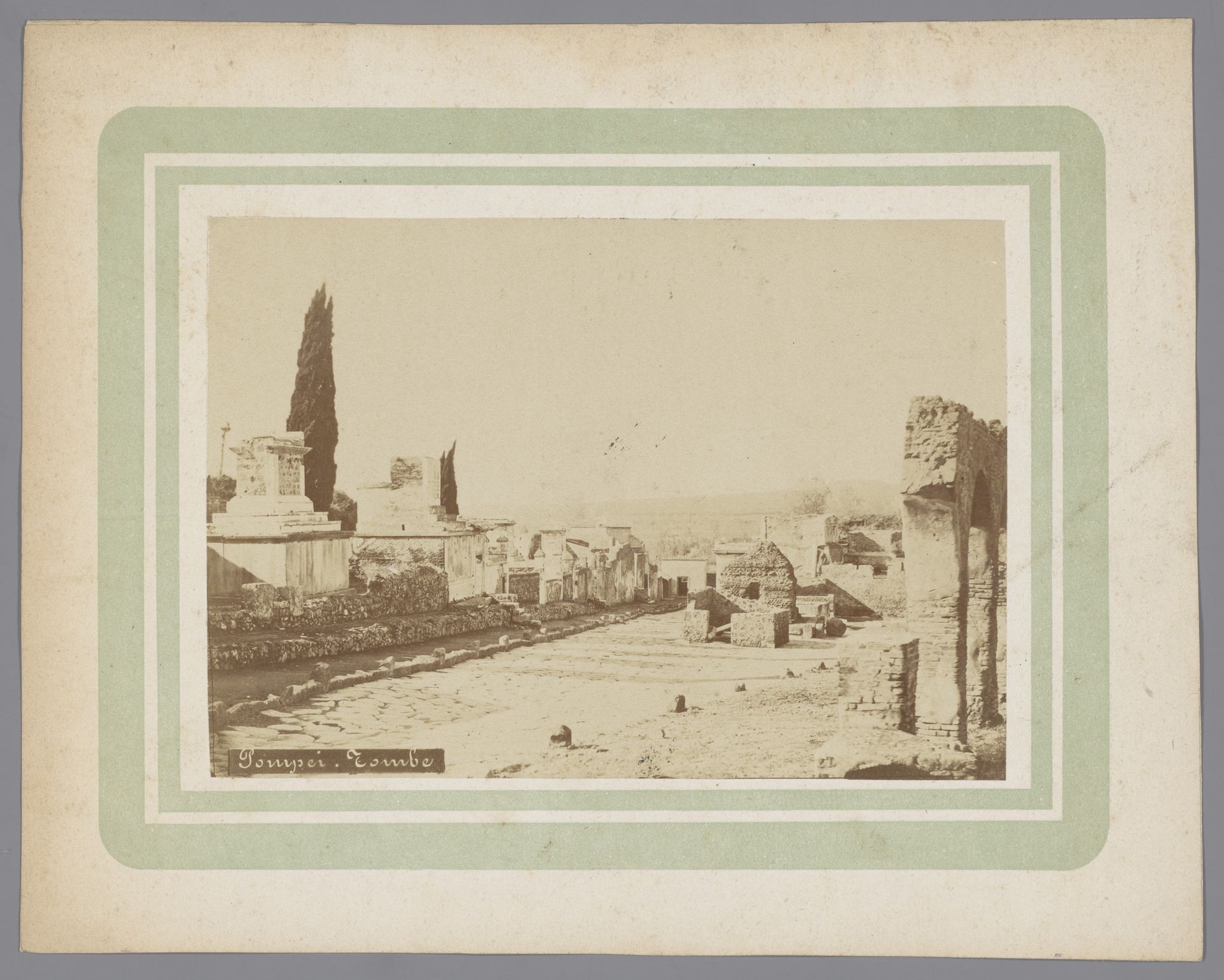 Via dei Sepolcri te Pompeï by Giorgio Sommer