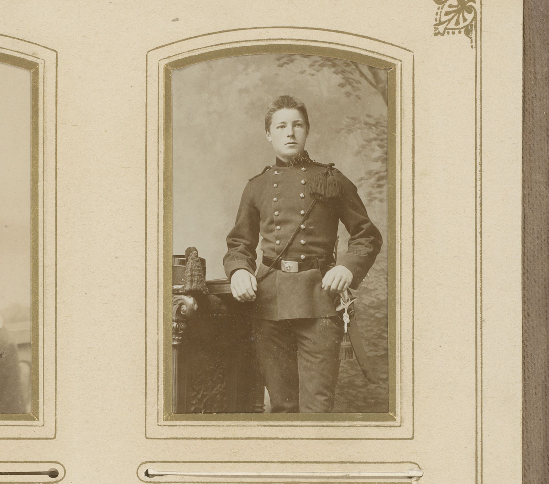Portret van een jonge man in uniform by Leon A. van Weijderveldt