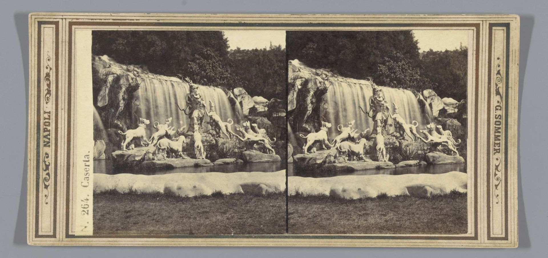 Beeldengroep van Actaeon die door zijn eigen jachthonden verslonden wordt in een vijver in de tuin van het Paleis van Caserta by Giorgio Sommer