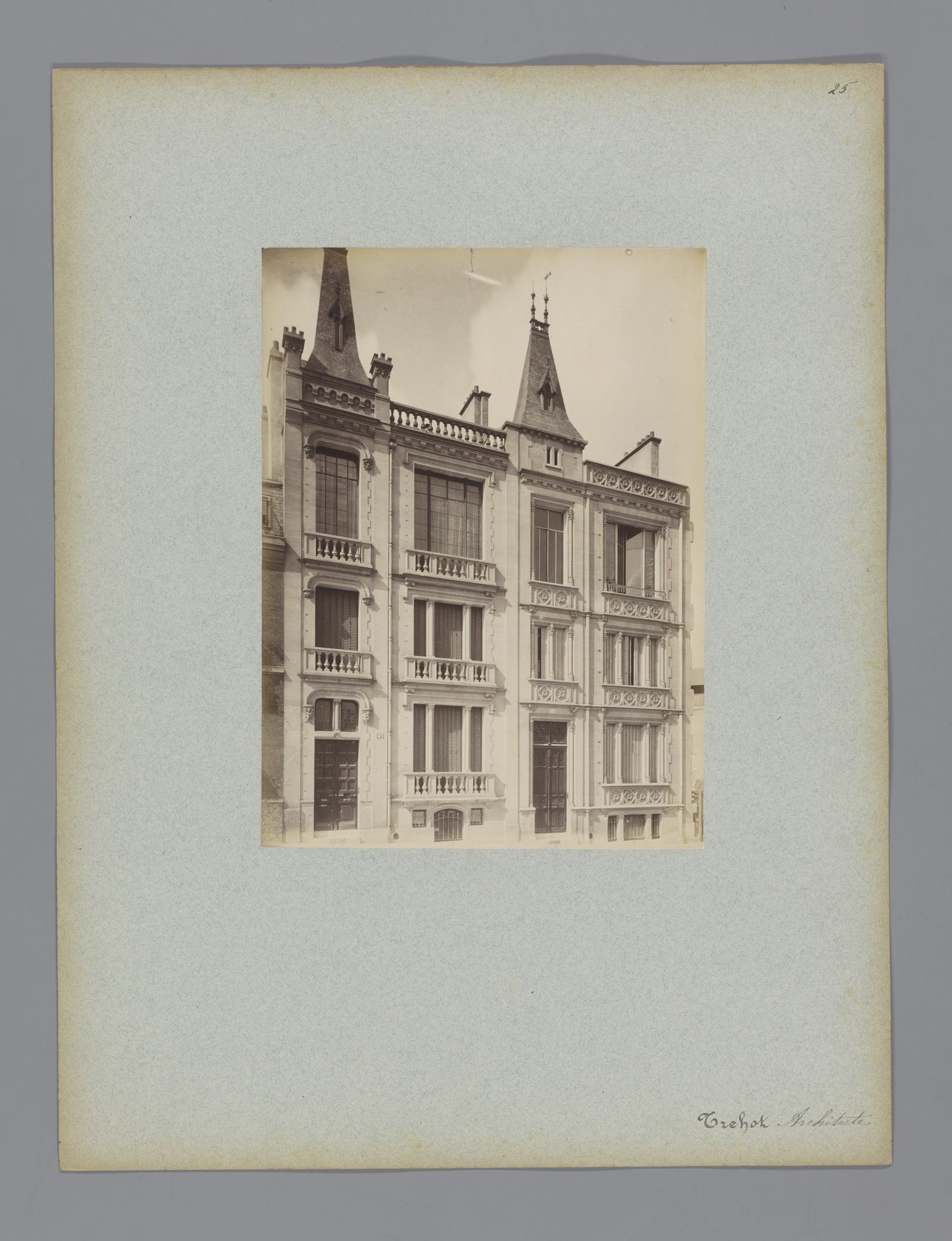 Façade van een gebouw in Parijs by Lampué et Cie