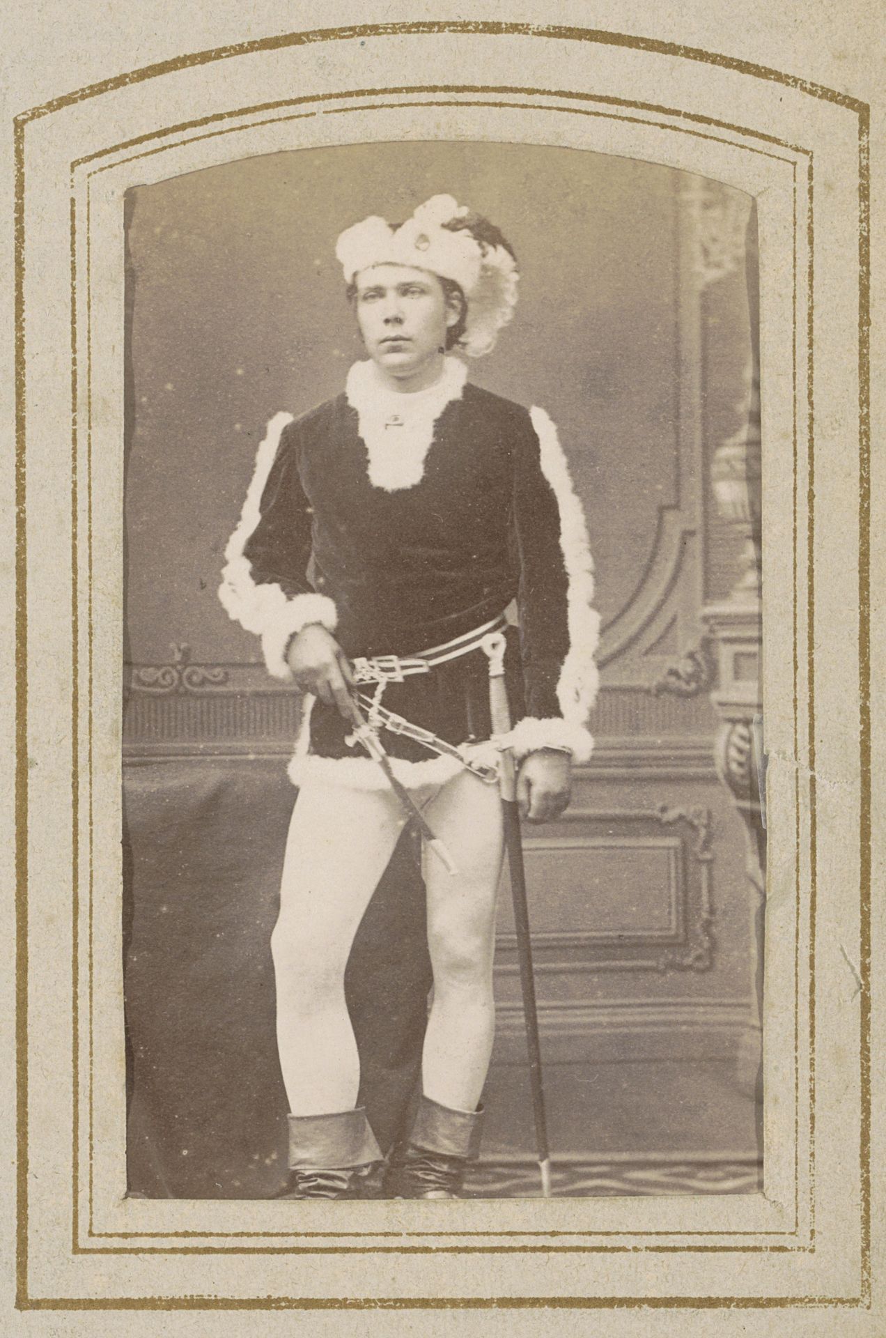 Portret van een Amsterdamse student met muts, tuniek en maillot by Ed. Radermacher