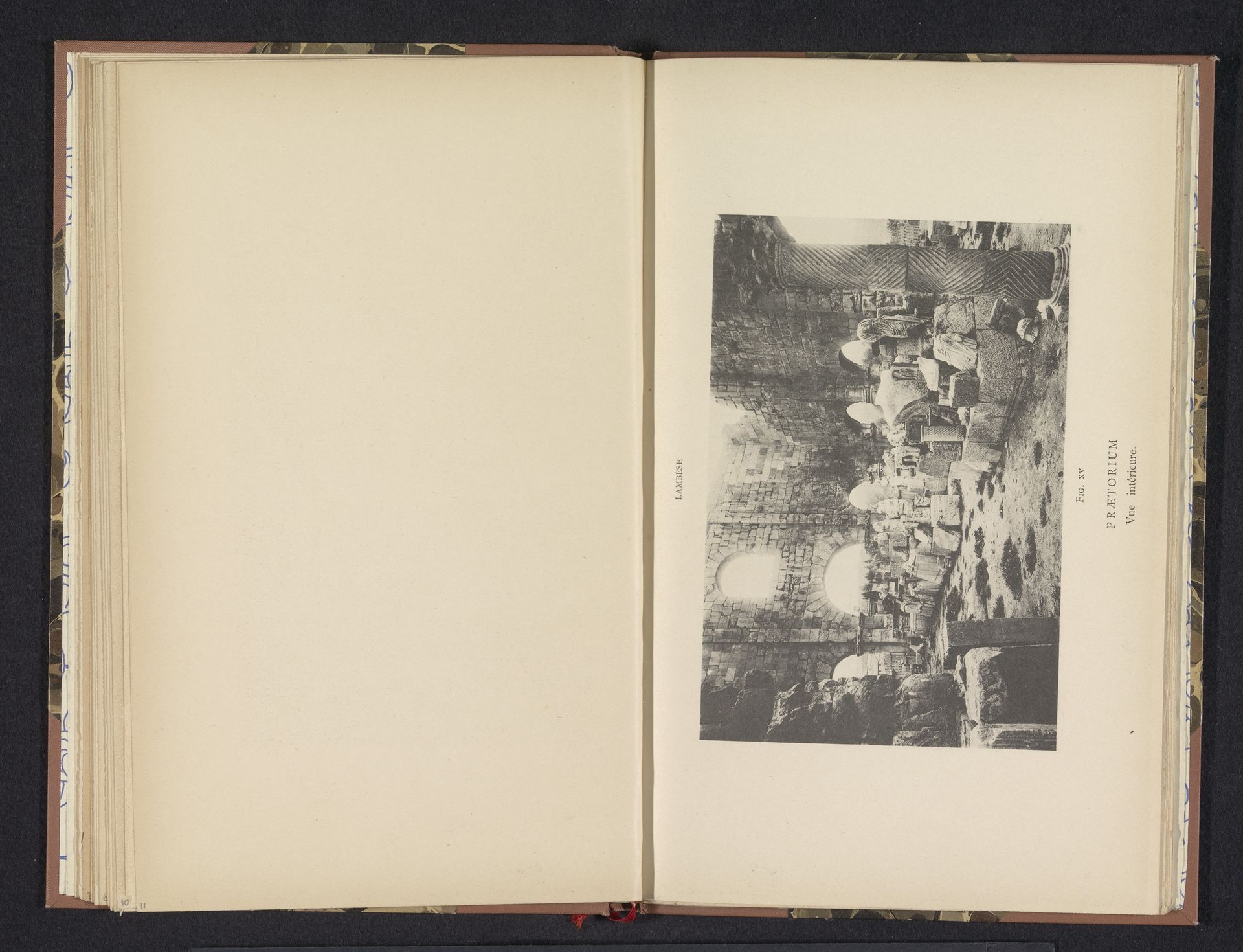 Interieur van de ruïne van een Romeins poortgebouw bij Lambaesis in Algerije by Anonymous