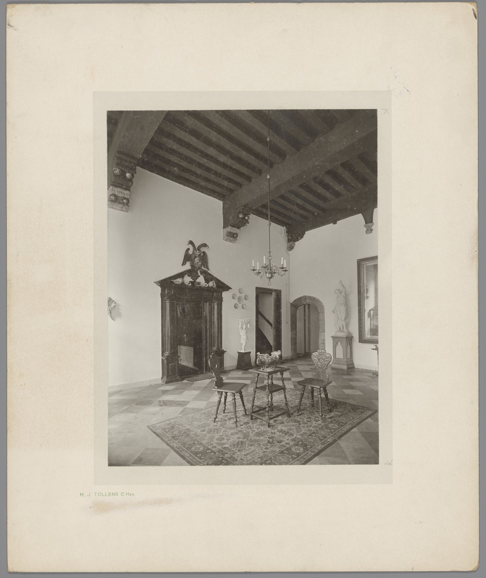 Interieur van het Gemeenlandshuis te Delft by H.J. Tollens