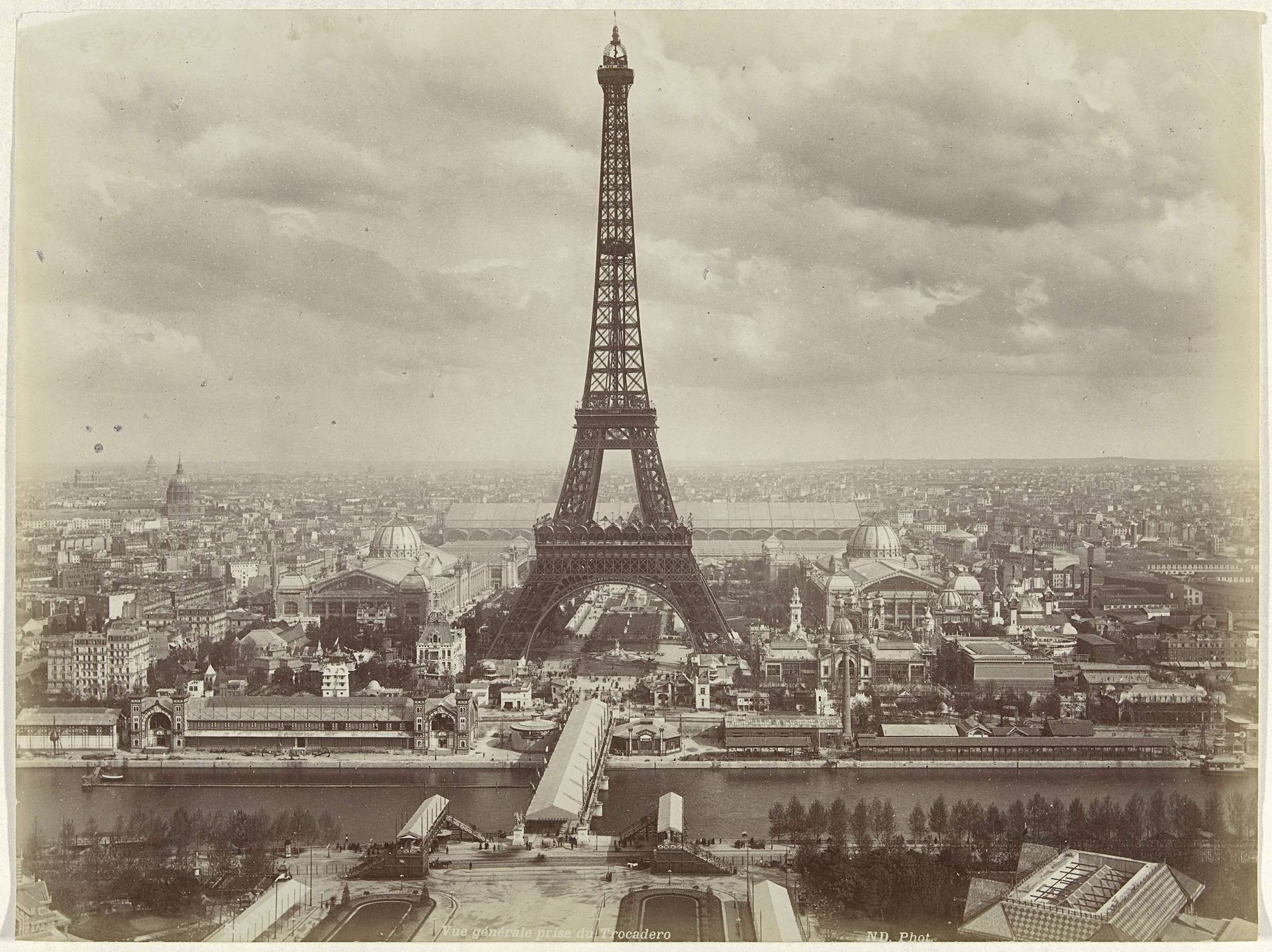 Gezicht op de Eiffeltoren en het Champ de Mars tijdens de Wereldtentoonstelling van 1889, Parijs by Neurdein Frères