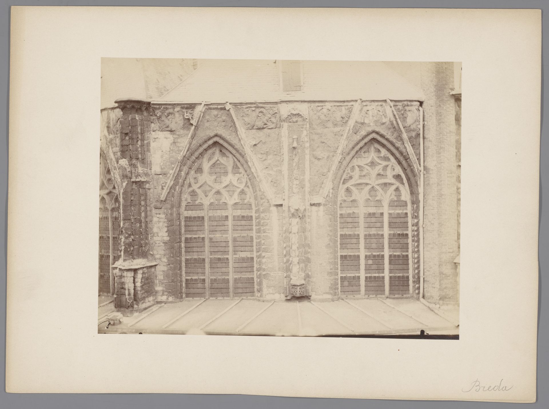 Gedeelte van de Grote Kerk te Breda by anoniem (Monumentenzorg)
