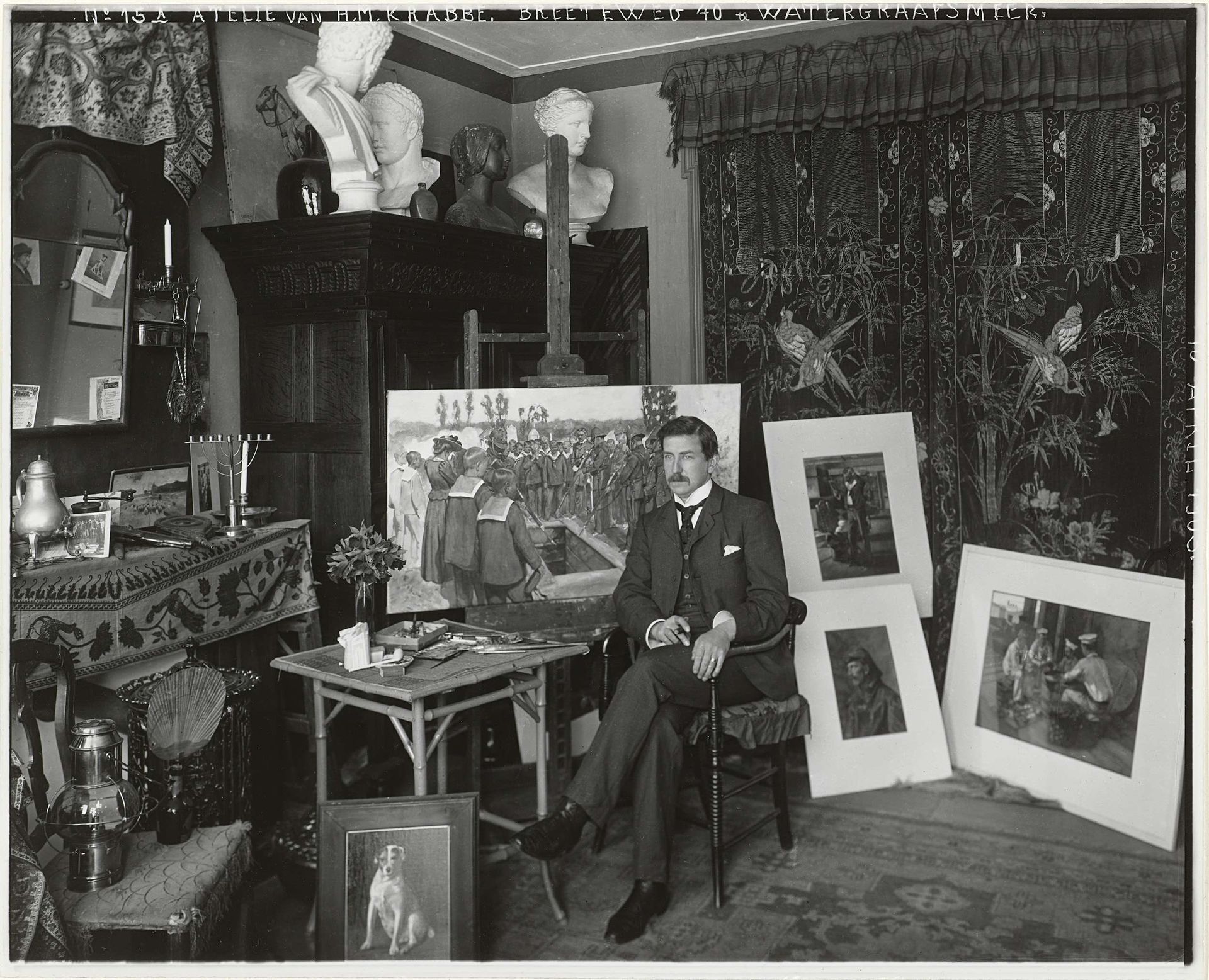 Schilder Heinrich Krabbé in zijn atelier op de Bredeweg 40 in Watergraafsmeer by Sigmund Löw