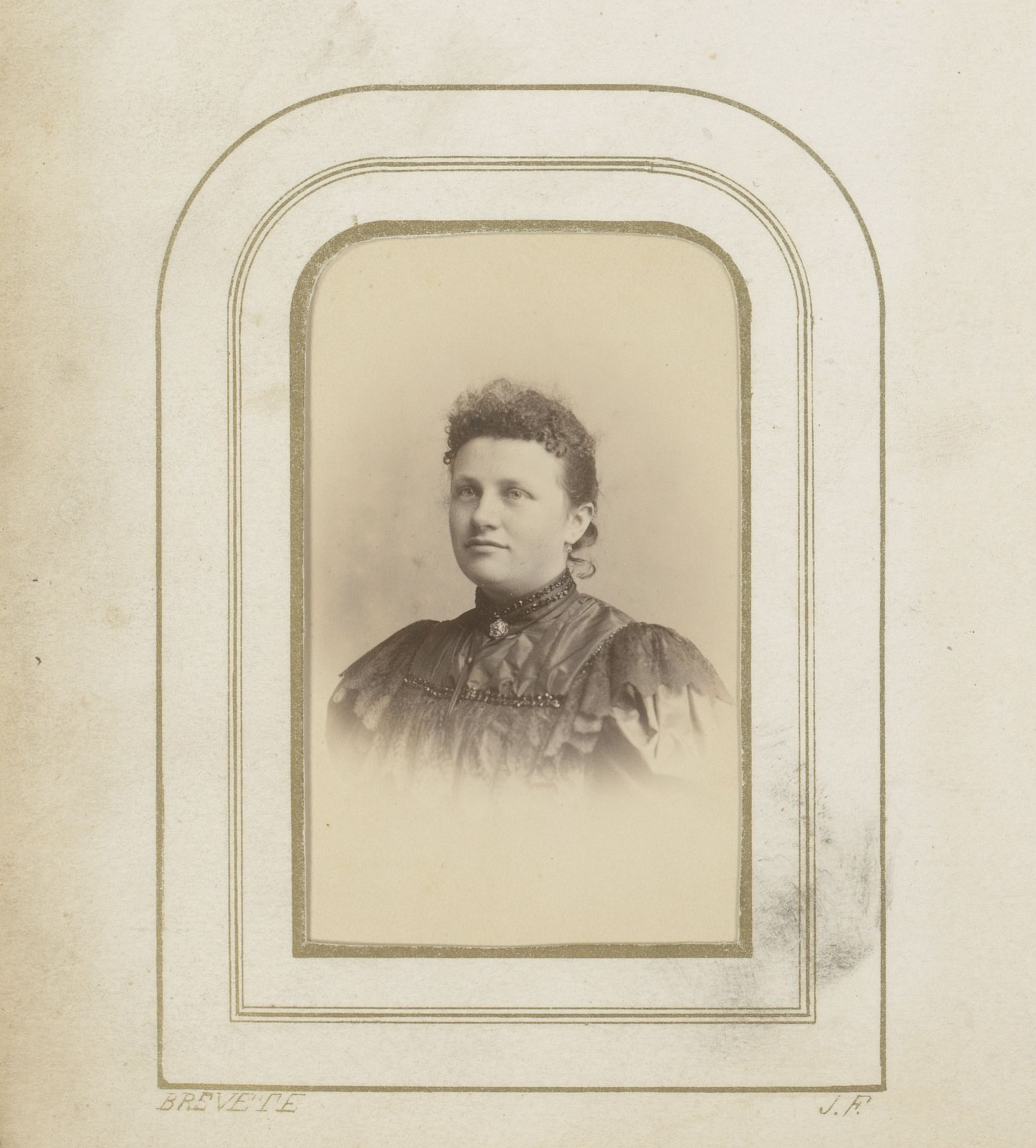 Portret van een vrouw by Ch. Brandebourg fils