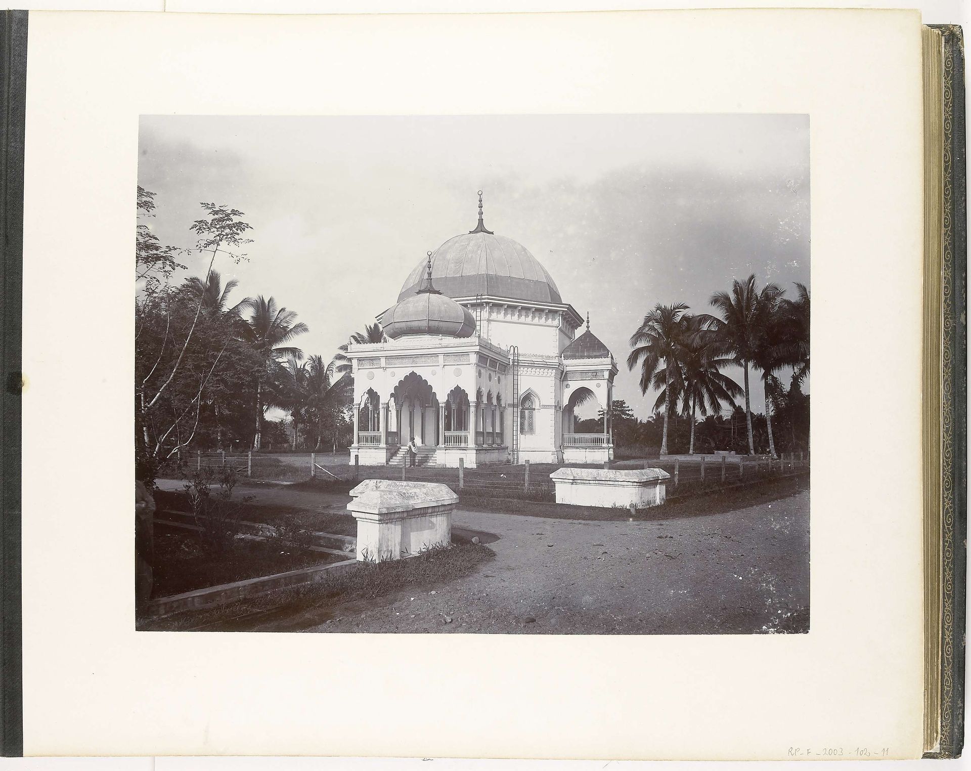 Gezicht op Maleisische Moskee, Sumatra (Malaysischer Moschee ) by Carl J. Kleingrothe