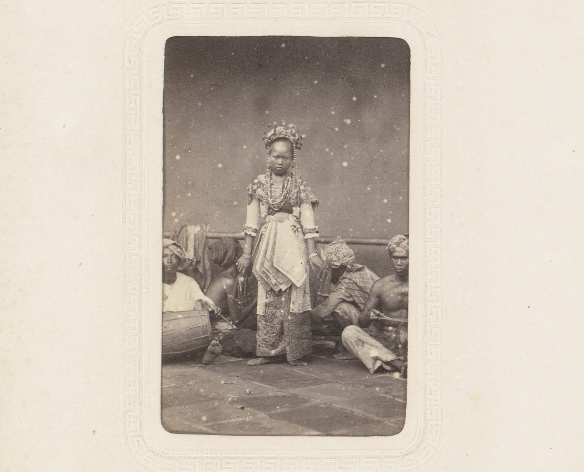 Portret van een danseres met muziekgroep te Indonesië by Woodbury & Page