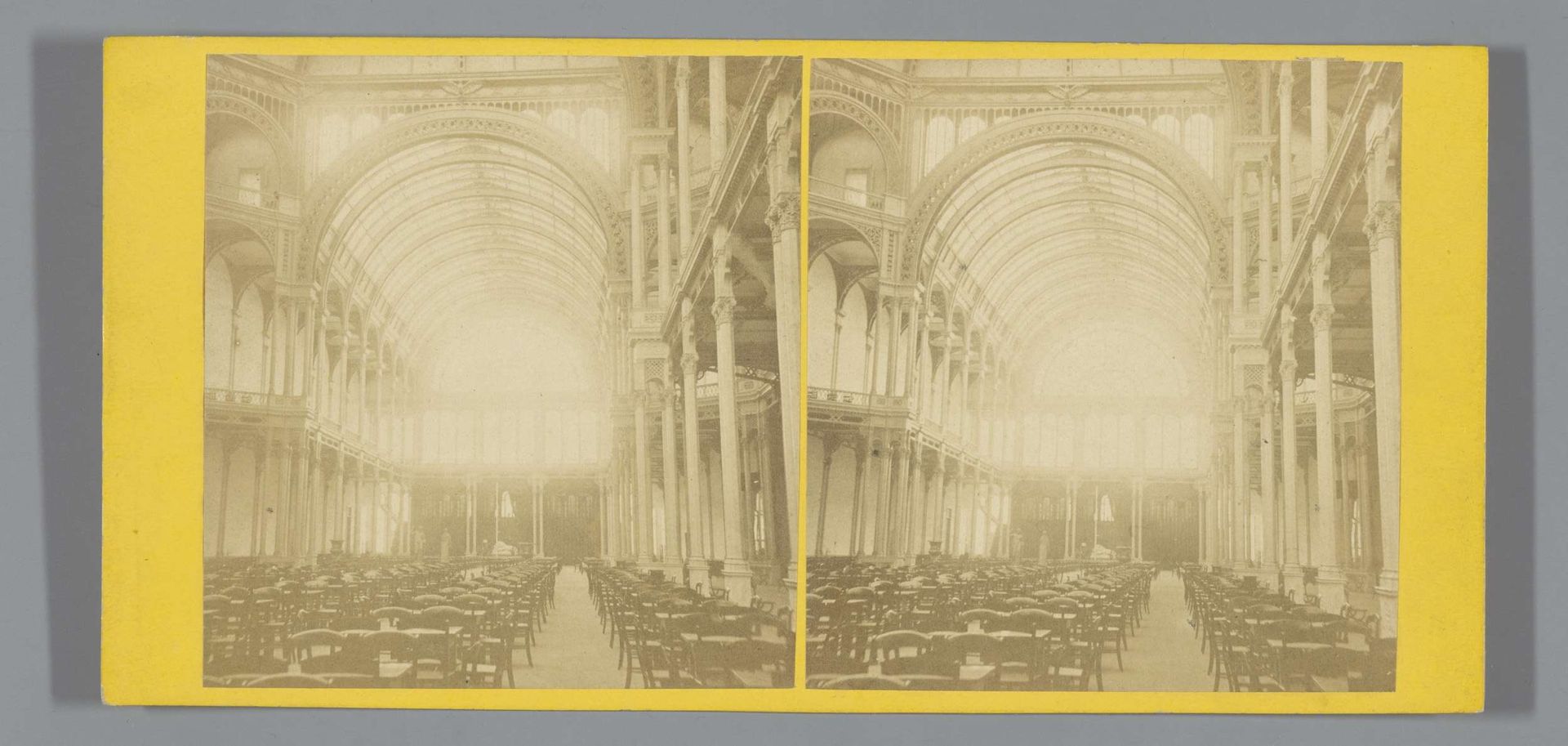 Gezicht op het interieur van het Paleis voor Volksvlijt in Amsterdam by Pieter Oosterhuis