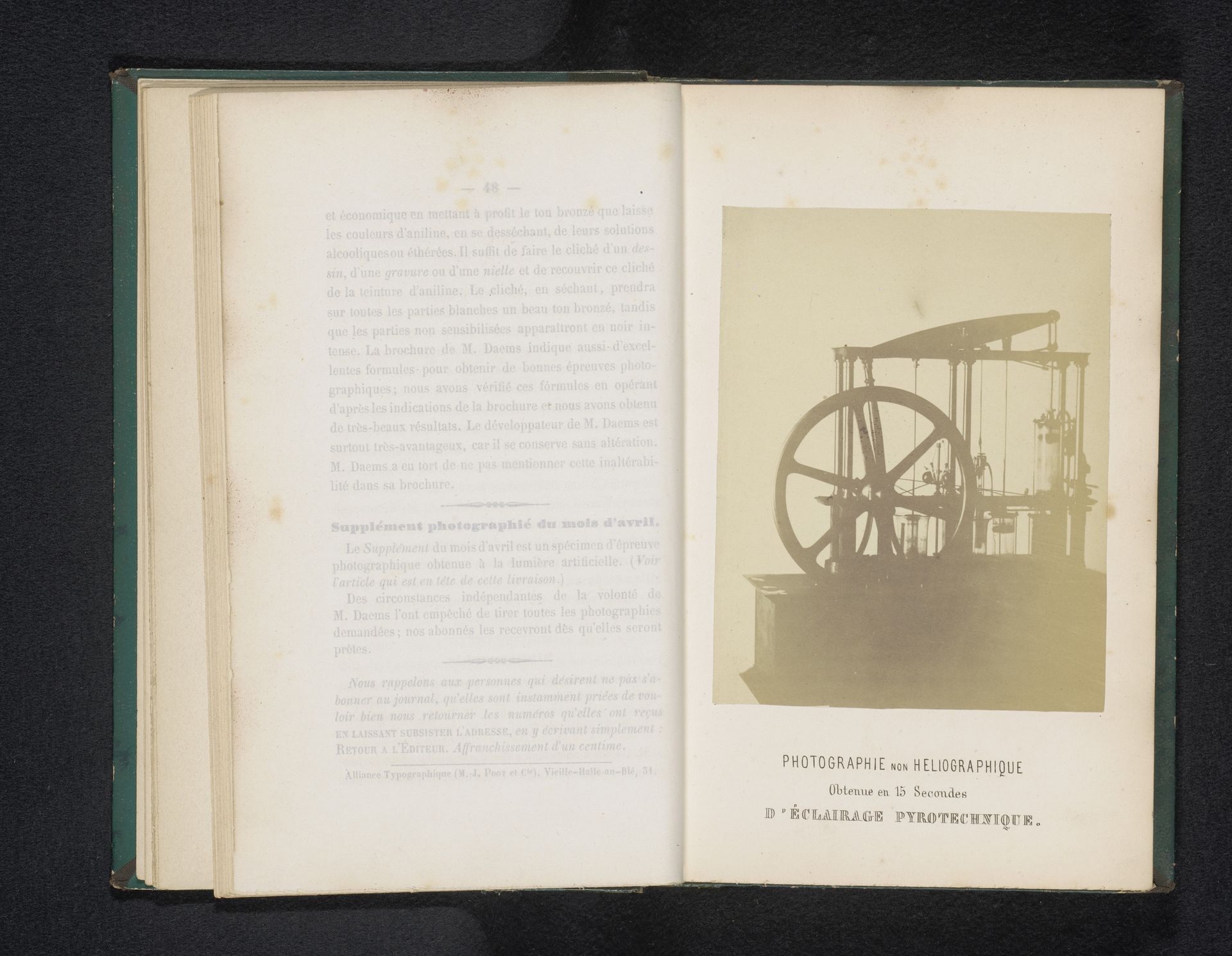 Belichtingsstudie met flitslicht, voorstellend een industriële machine by Jean-Baptiste Daems