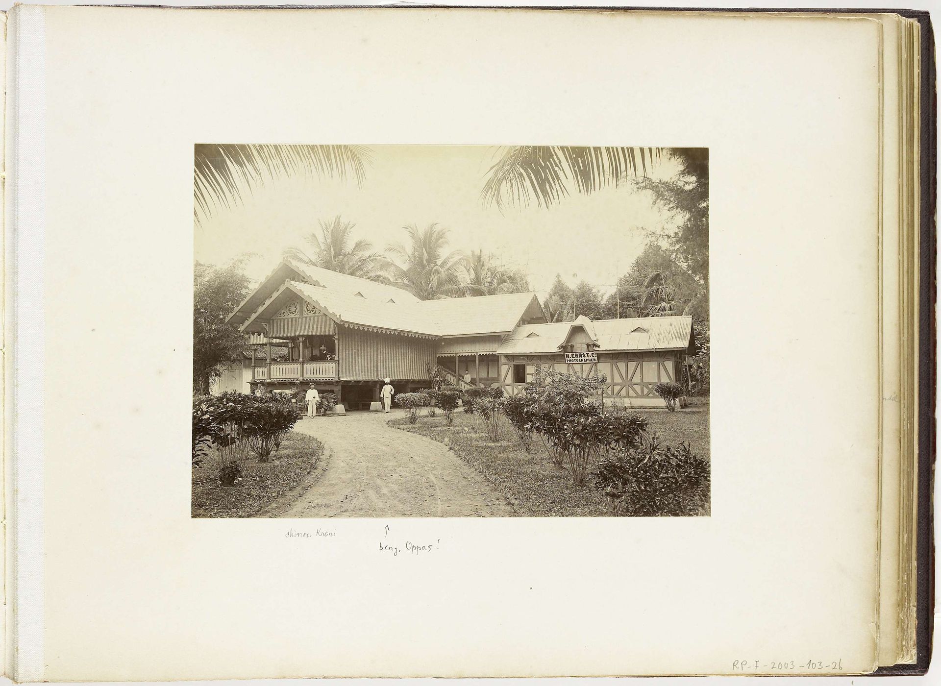 Het huis en atelier van de fotograaf H. Ernst,  Langkat Sumatra by Heinrich Ernst & Co