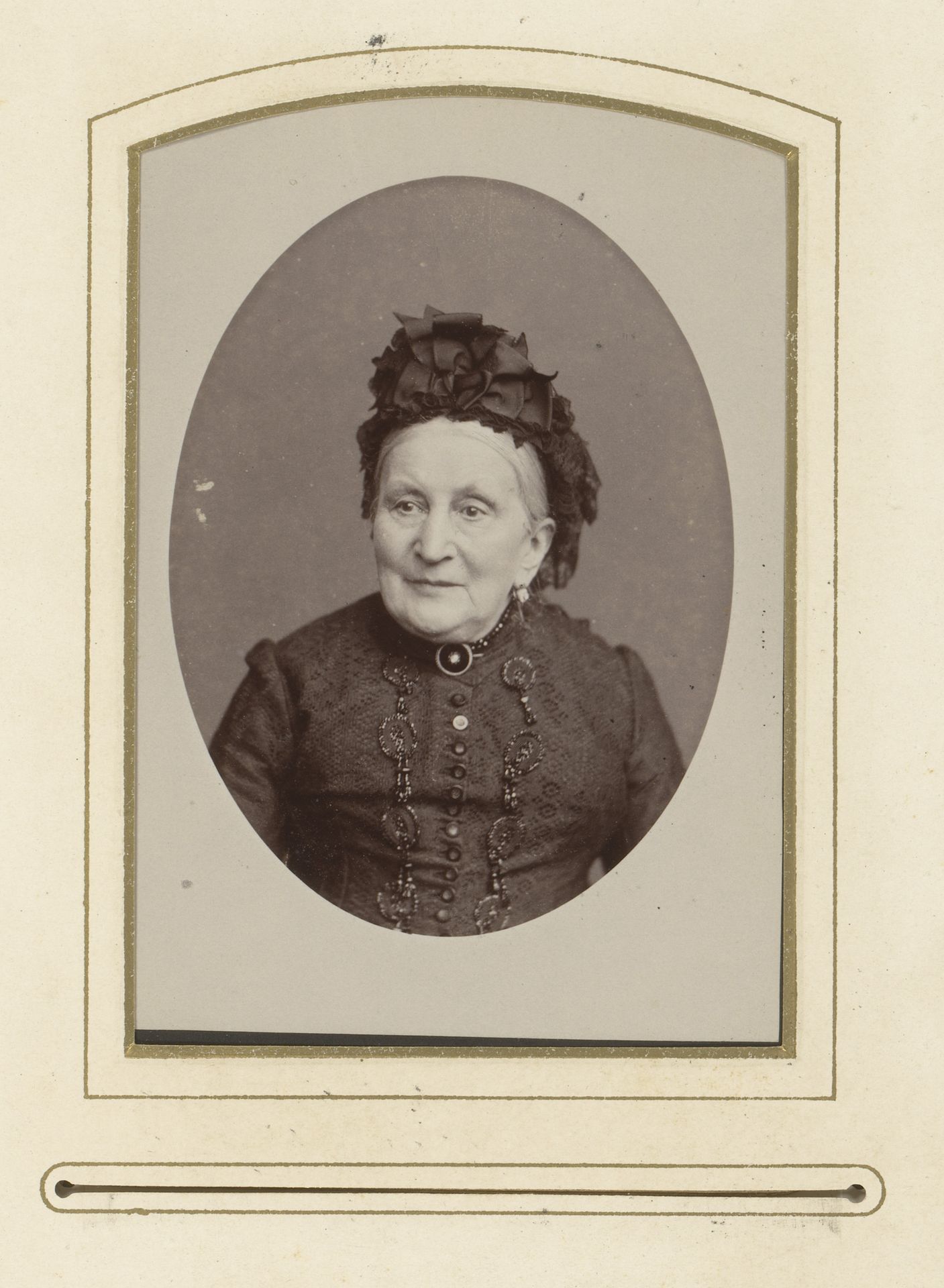 Portret van een vrouw met zwarte muts by Carel Eduard Westerborg