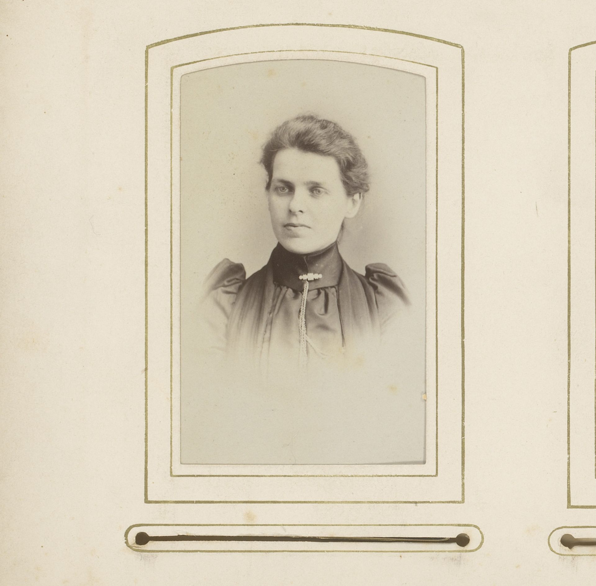 Portret van een vrouw by E. Noble